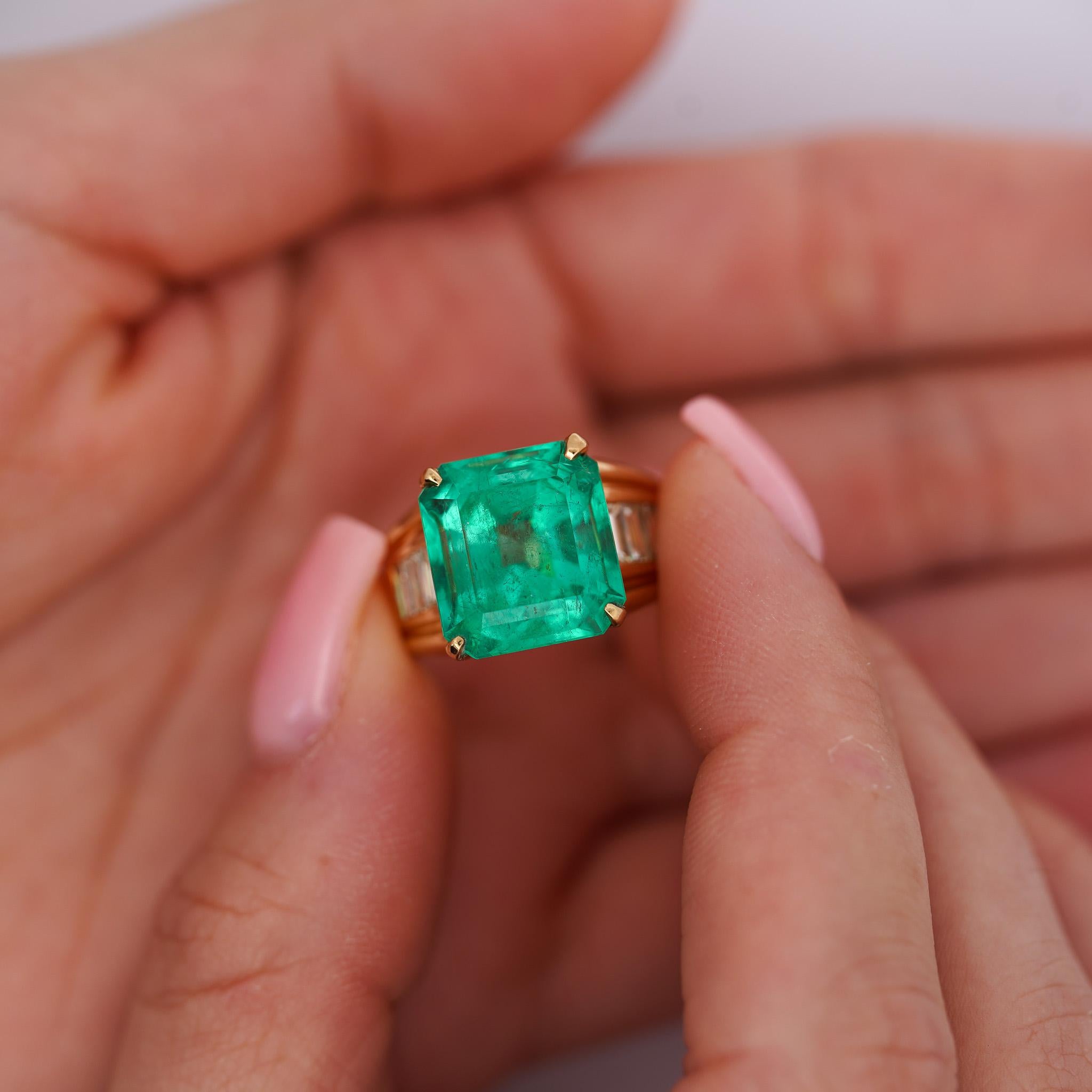 GIA Certified 8.64 Carat Colombian Emerald & Baguette Diamond Ring in 18K Gold For Sale 7