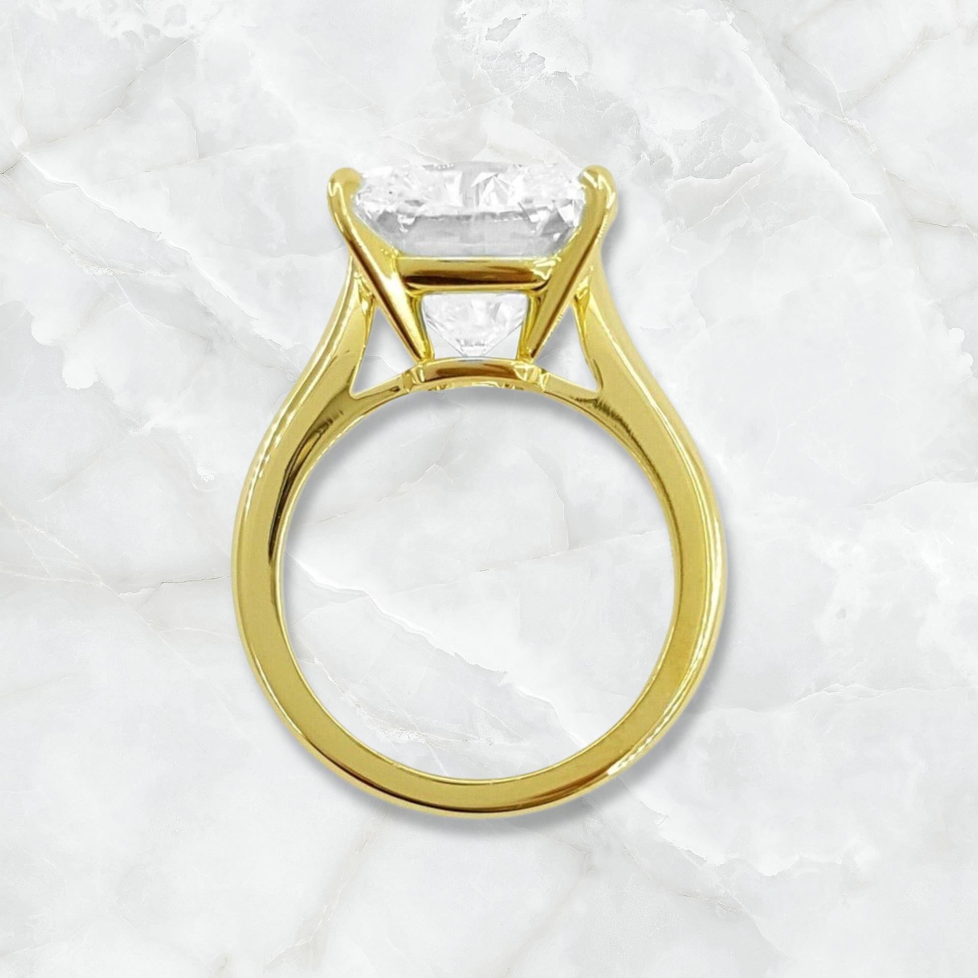 Anillo de oro amarillo de 18 quilates con diamante talla cojín de 8,64 quilates certificado por el GIA en Nuevo estado para la venta en Chicago, IL