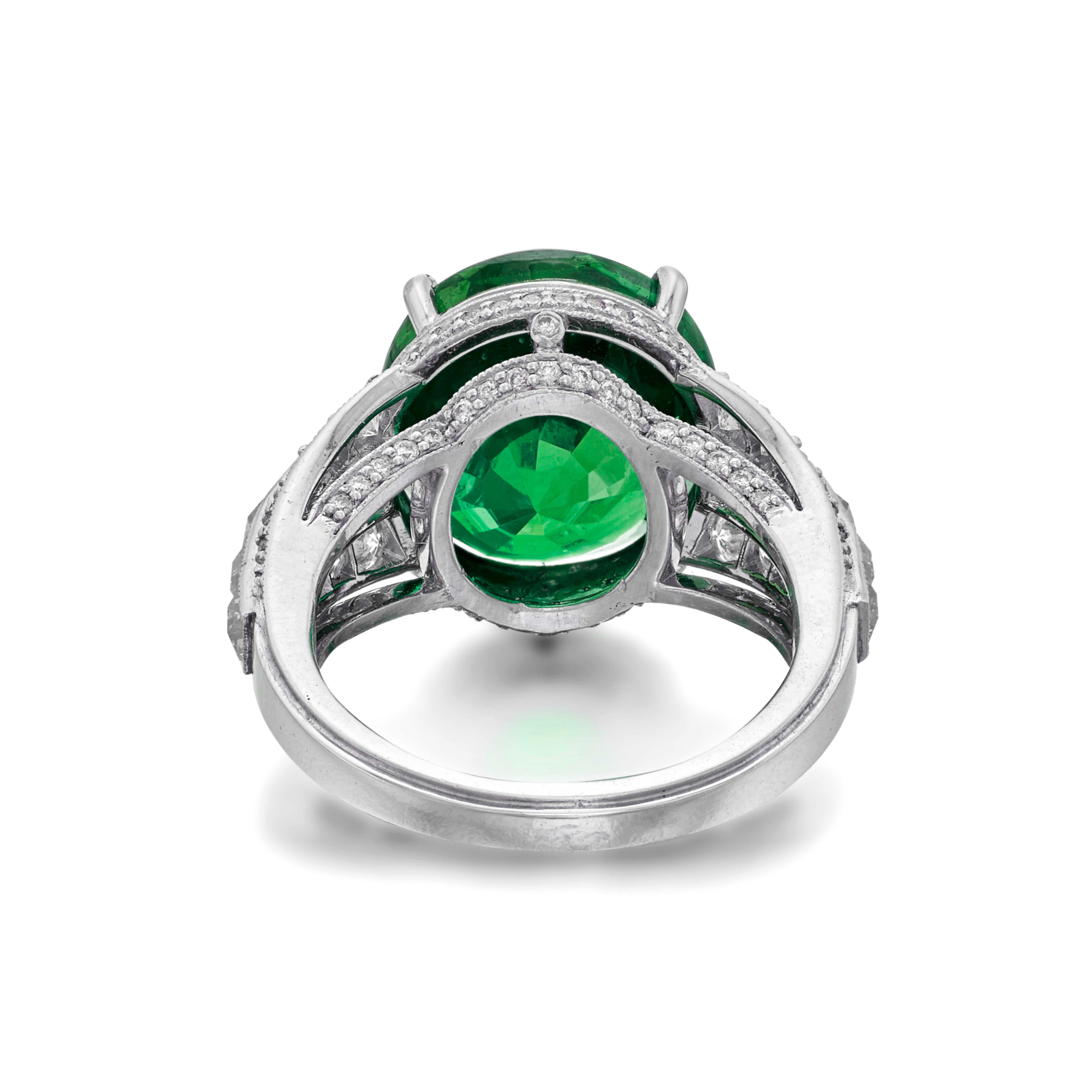 Contemporaneo GIA Certified 8.64 Carat Vivid Emerald Diamond Platinum Ring in vendita