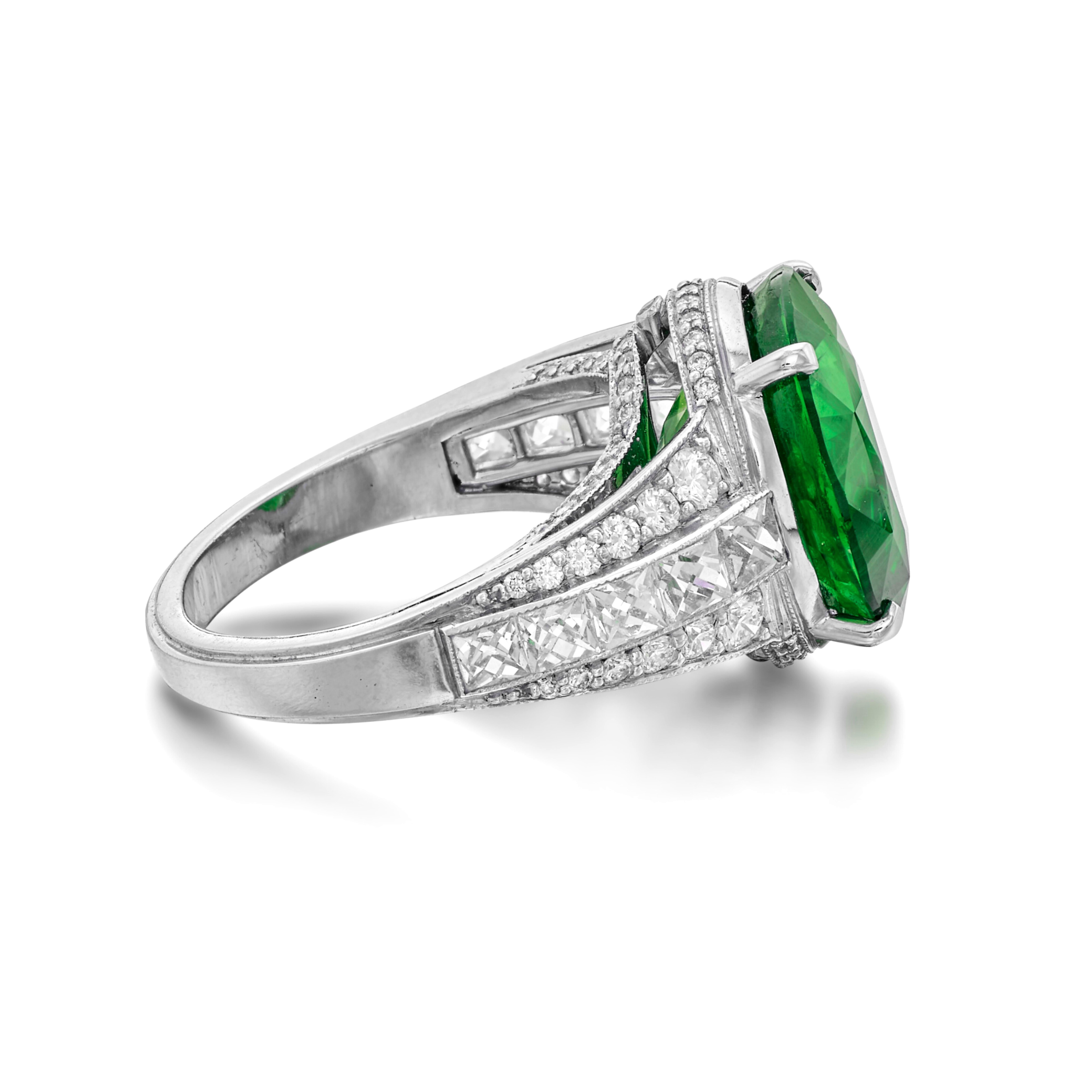 Taglio ovale GIA Certified 8.64 Carat Vivid Emerald Diamond Platinum Ring in vendita