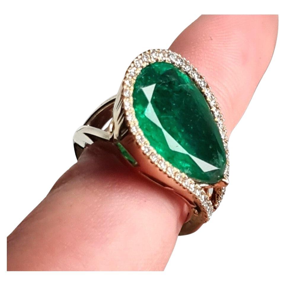 Modern GIA Certified 8.71 CT Colombian Emerald Ring For Sale