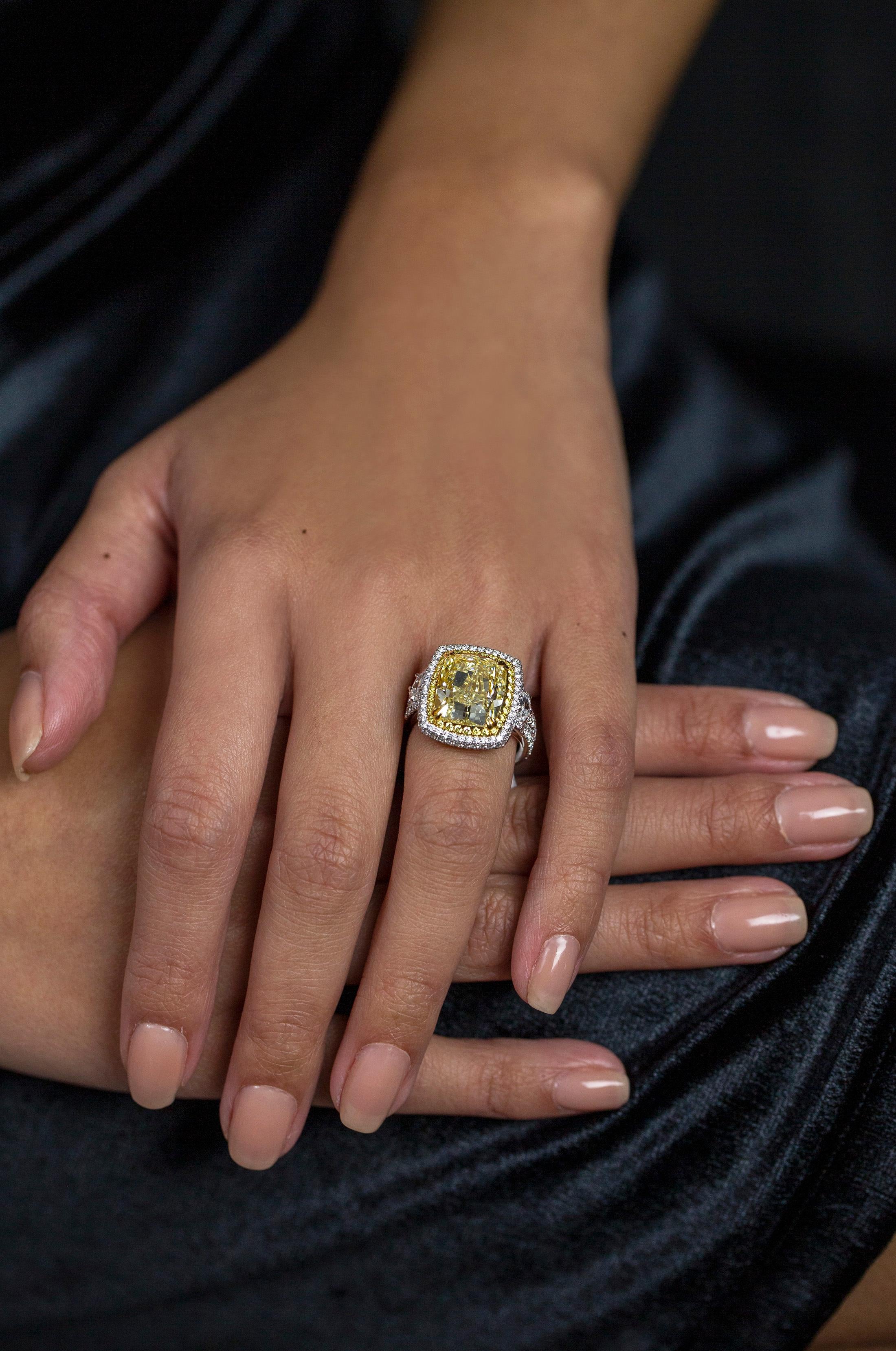 Verlobungsring mit GIA-zertifiziertem 8.77 Karat gelbem Diamanten im Kissenschliff mit doppeltem Halo im Zustand „Neu“ im Angebot in New York, NY