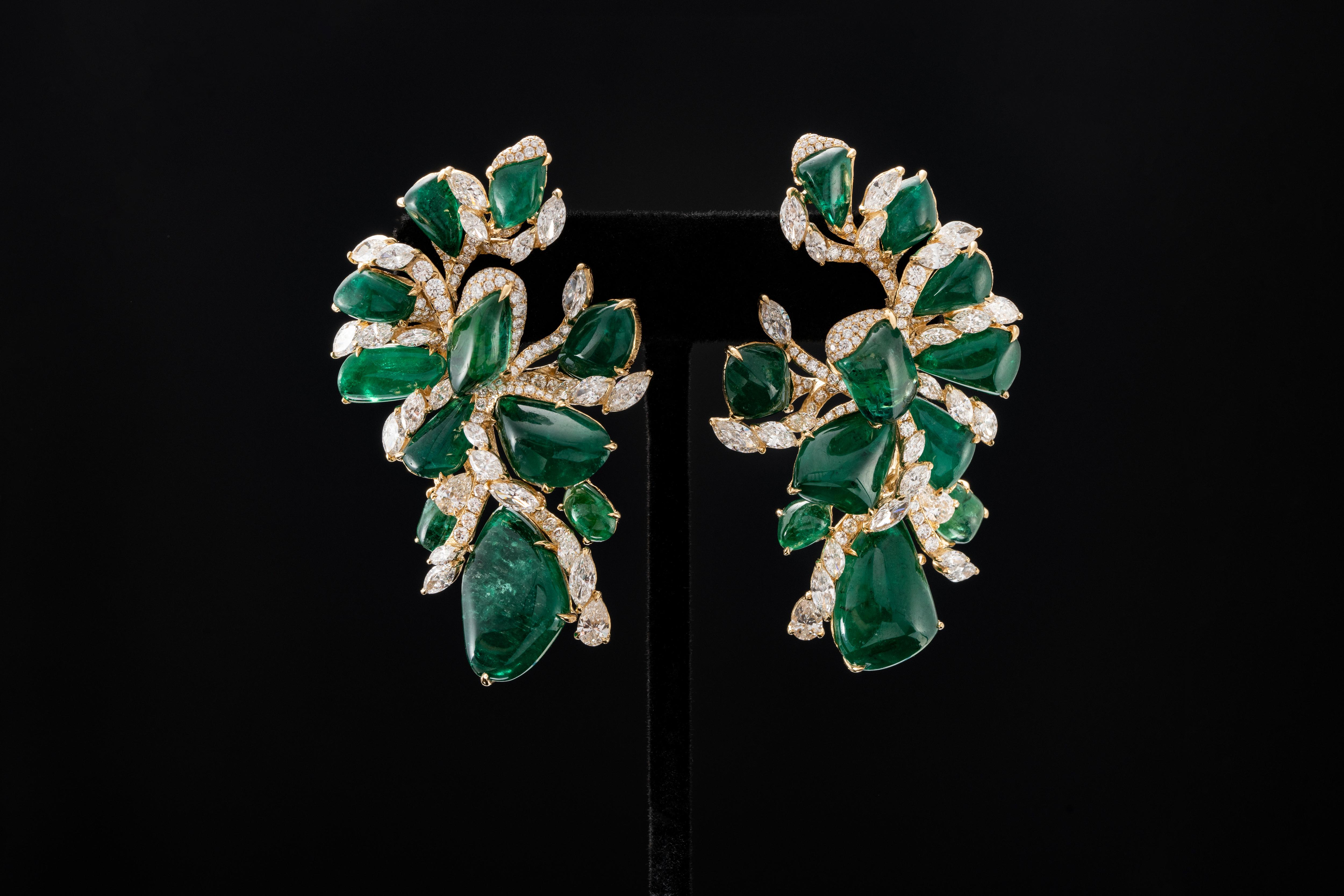 Pendientes de esmeralda colombiana con certificado GIA, oro de 18 quilates con halo de diamantes, 87,87 quilates

Eleva tu colección con un par de extraordinarios y sustanciosos pendientes de esmeralda colombiana con certificado GIA. Elaborados en