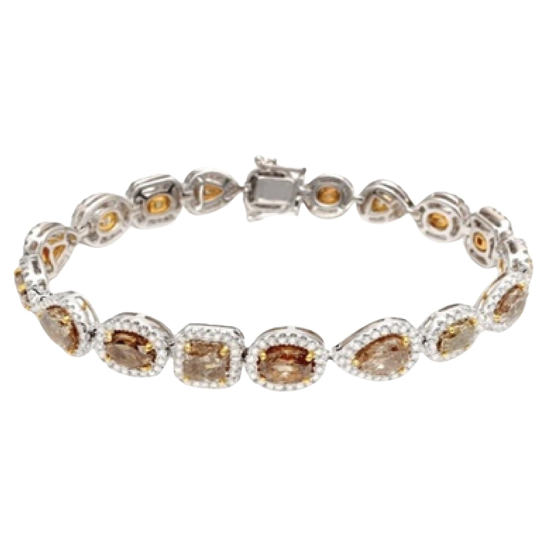 336 Diamants blancs : 8,79 carats
Métal : Or blanc 18K, 20.80 Grammes
Certificat GIA # 2171350210
