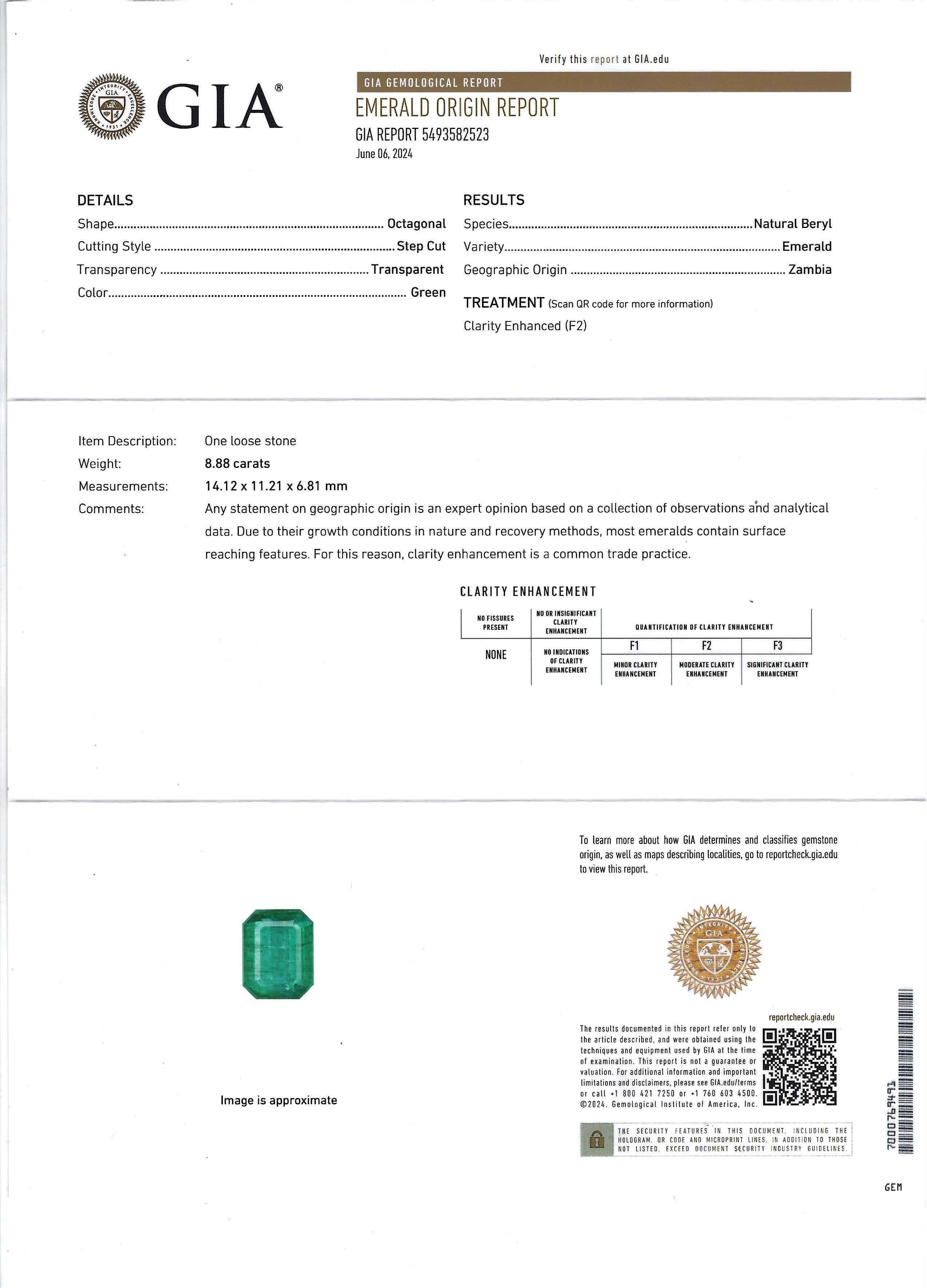 ein atemberaubendes Meisterwerk: ein natürlicher Smaragd von 8,88 Karat, zertifiziert von GIA  und strahlt eine unvergleichliche Schönheit aus. 

Dieser exquisite Edelstein ist elegant in einen massiven Platinring gefasst, flankiert von zwei