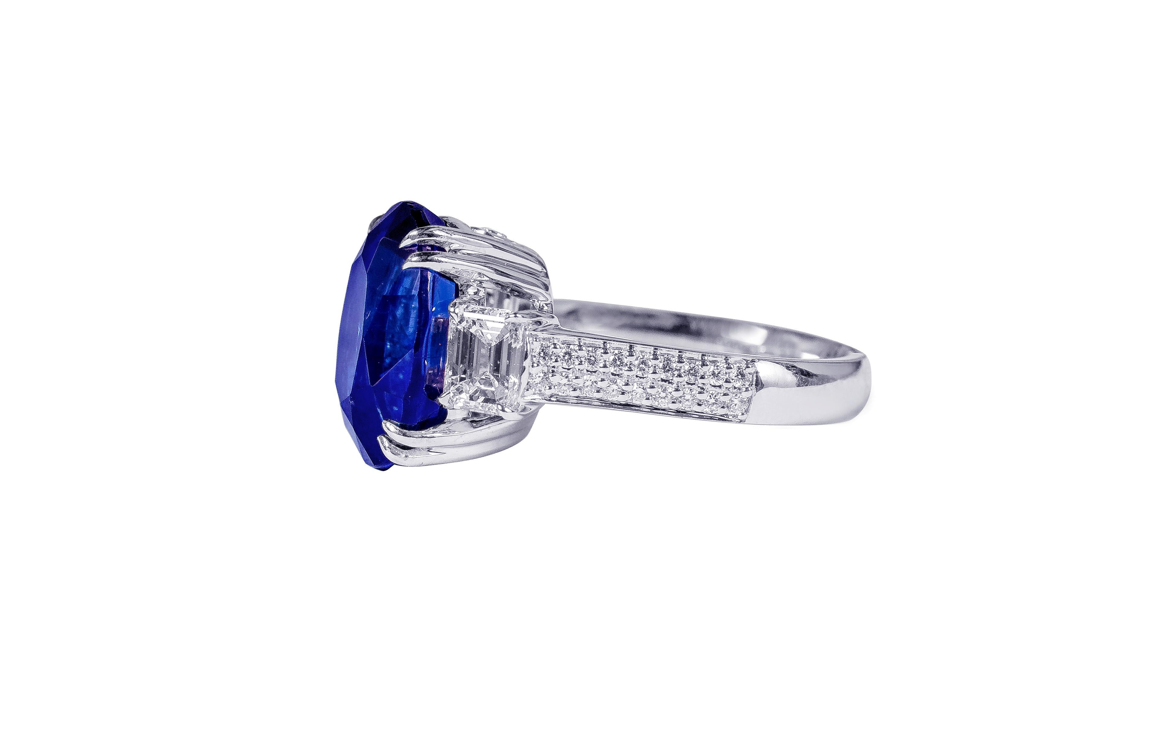 Modern GIA Certified 8.90 Carat Royal Blue Sapphire Cocktail Ring in 18 Karat Gold For Sale