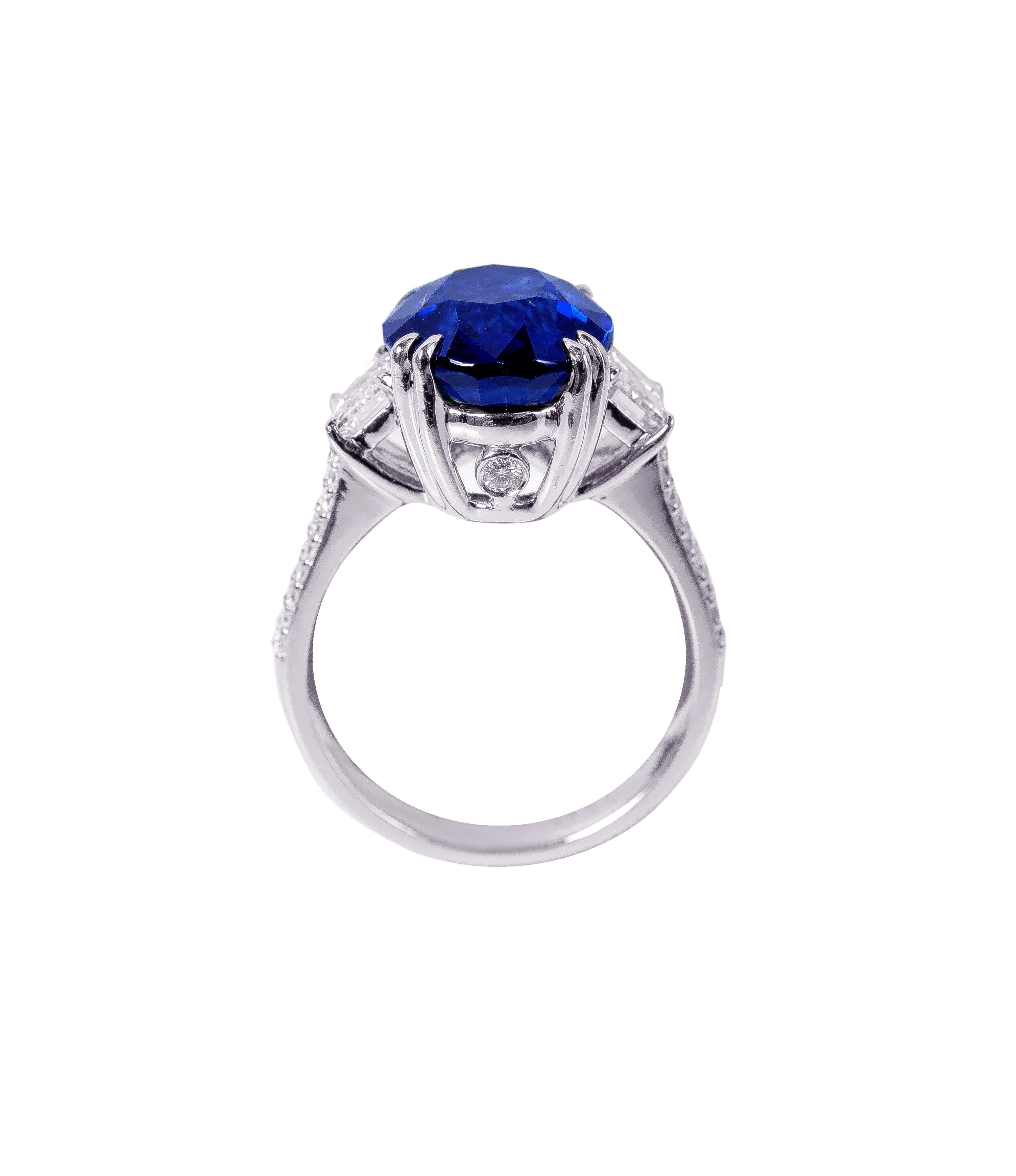 GIA Certified 8.90 Carat Royal Blue Sapphire Cocktail Ring in 18 Karat Gold In New Condition For Sale In Jaipur, IN