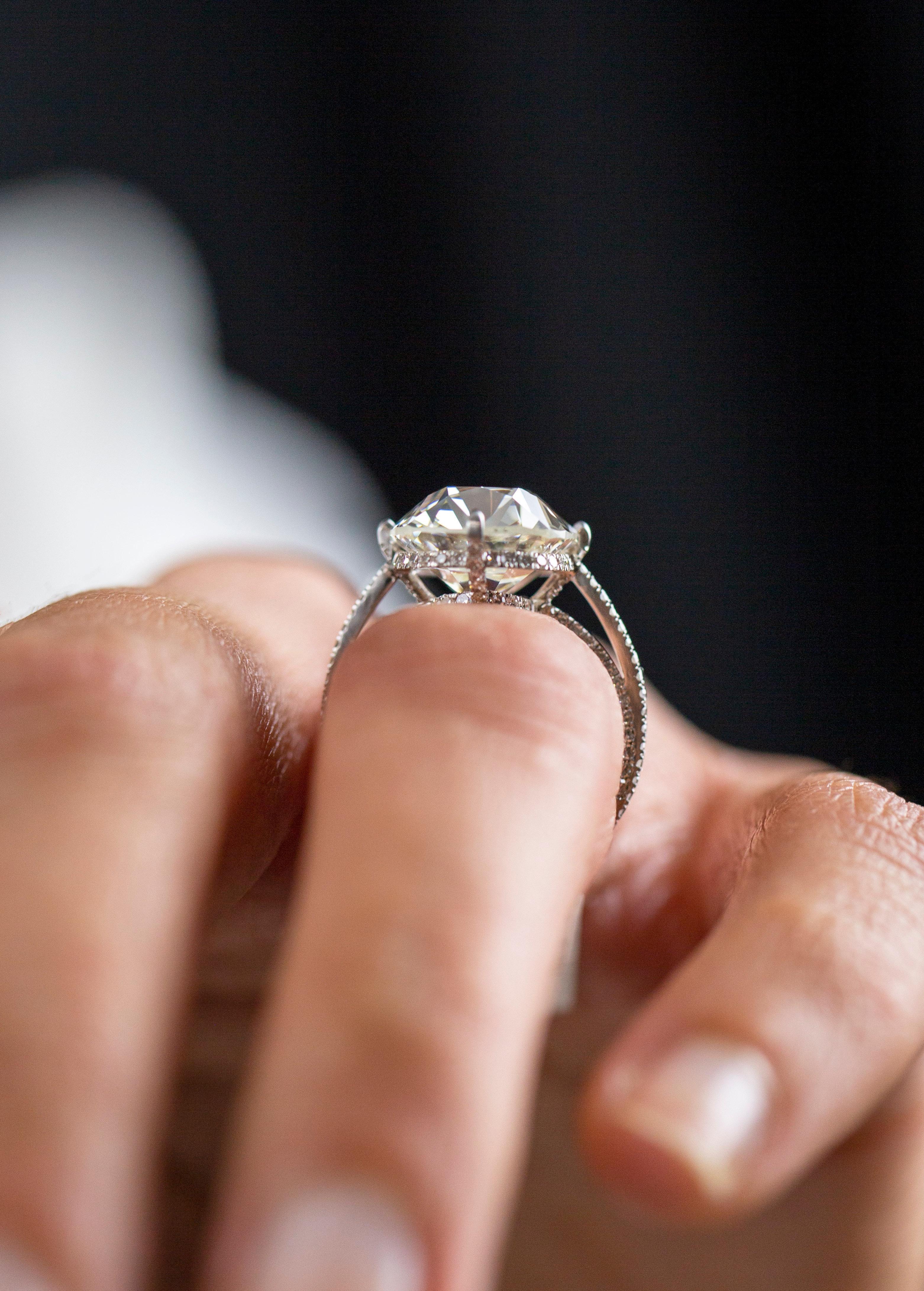 Verlobungsring mit GIA-zertifiziertem 8,94 Karat Diamant im alten Minenschliff im Kissenschliff Damen im Angebot