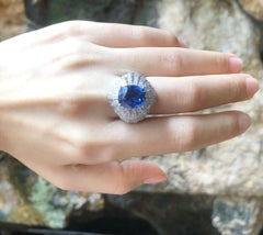 GIA Certified 8cts Ceylon Blue Sapphire with Diamond Ring set in 18K White Gold (Saphir bleu de Ceylan certifié GIA et diamant en or blanc 18K)
