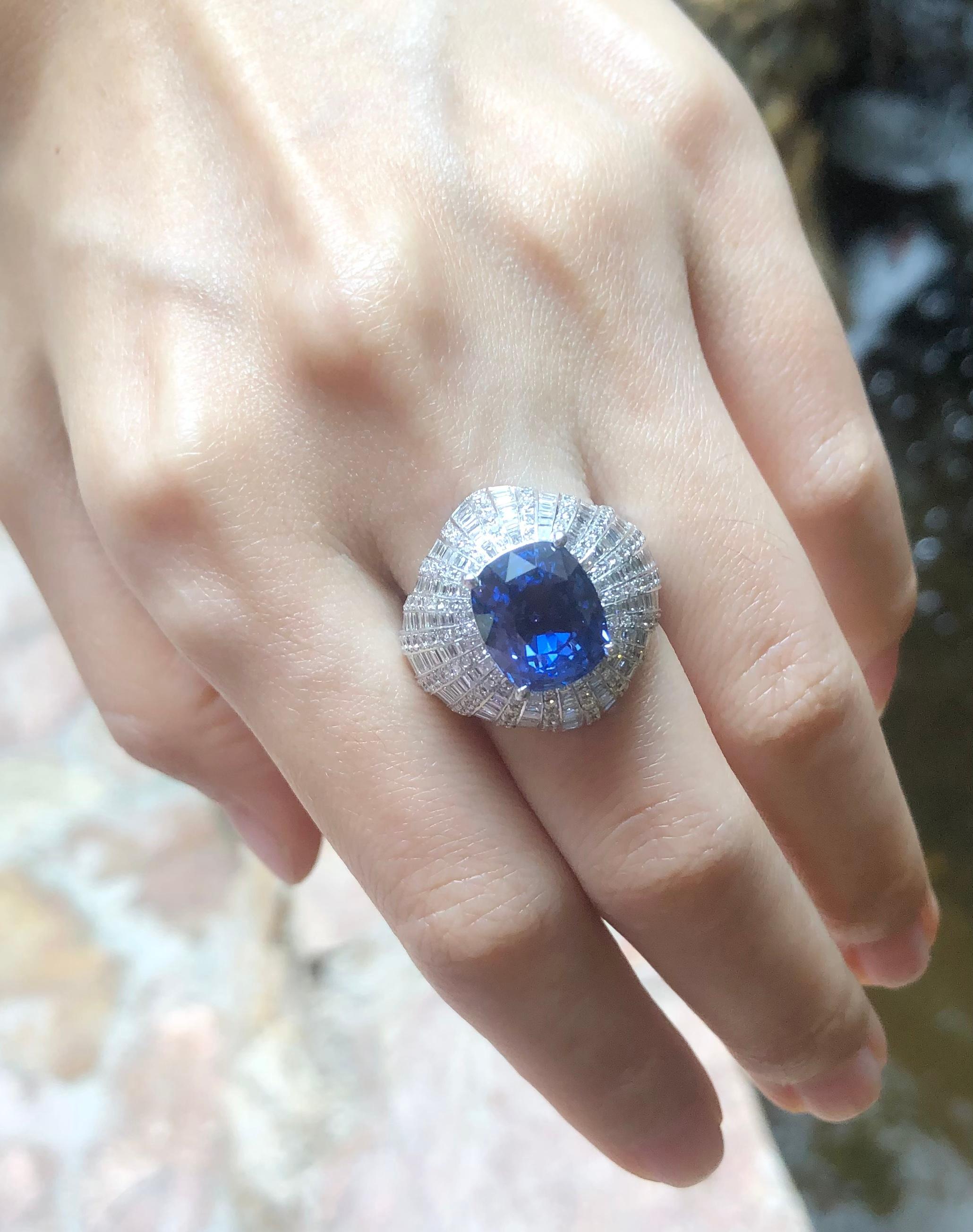 GIA Certified 8cts Ceylon Blue Sapphire with Diamond Ring Set in 18K White Gold In New Condition For Sale In Bangkok, TH
