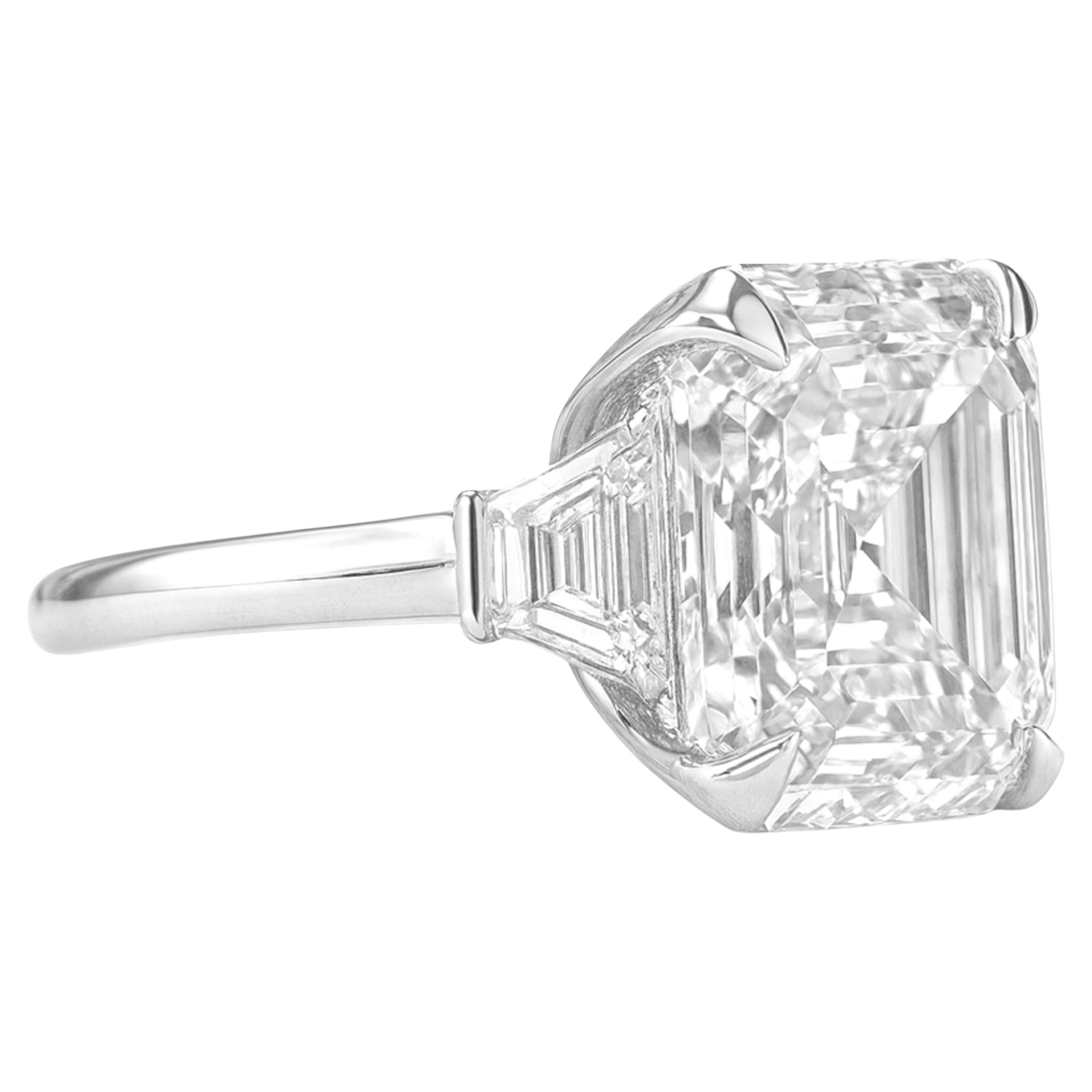 Im Mittelpunkt dieses exquisiten Rings steht ein prächtiger Diamant im 9-Asscher-Schliff, der vom Gemological Institute of America (GIA) zertifiziert wurde, um seine außergewöhnliche Qualität und Echtheit zu gewährleisten. Der Diamant glänzt mit