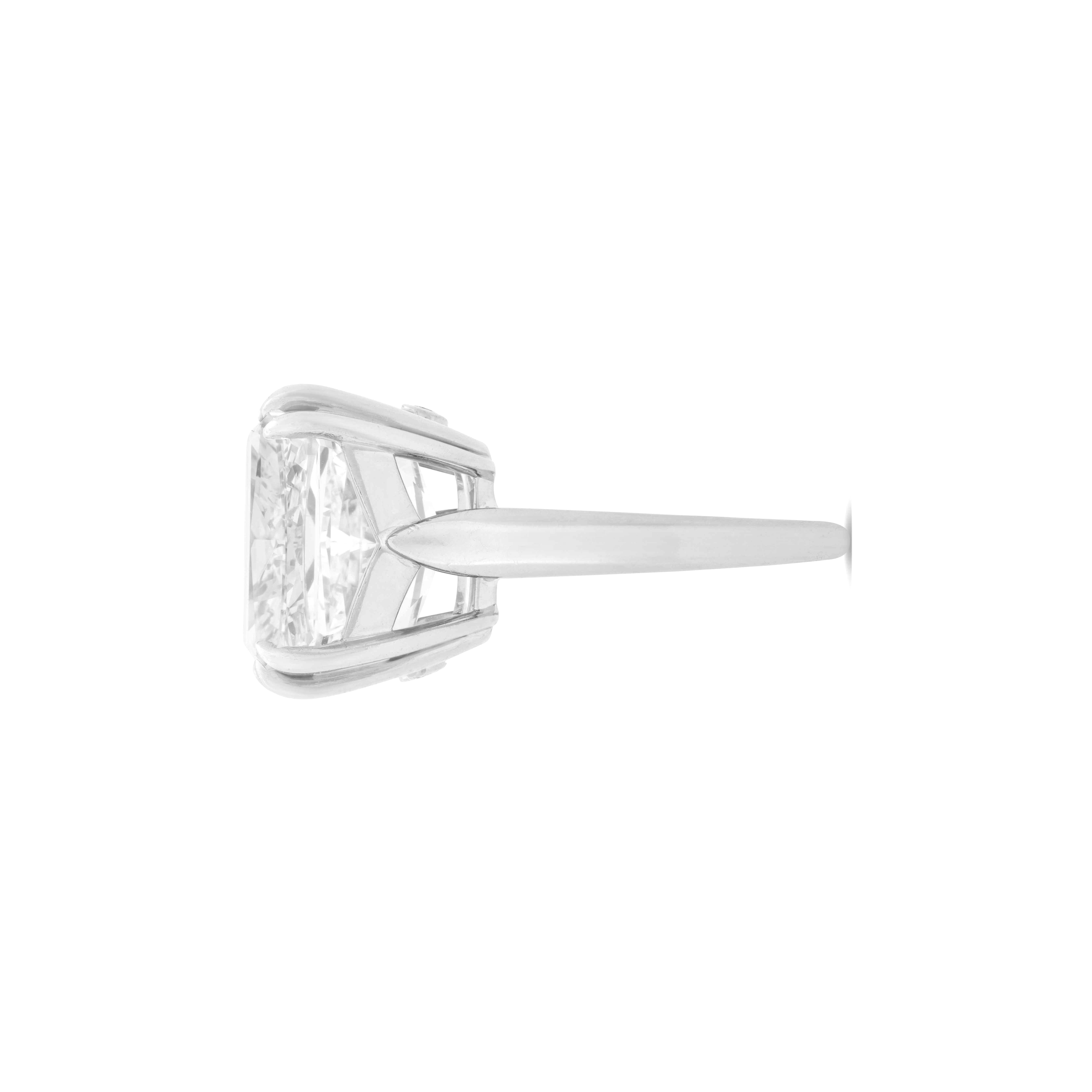Bague exquise de 9 carats en diamant taillé en coussin
La bague est sertie en platine massif
taille 9
Clarté VS1
Couleur F