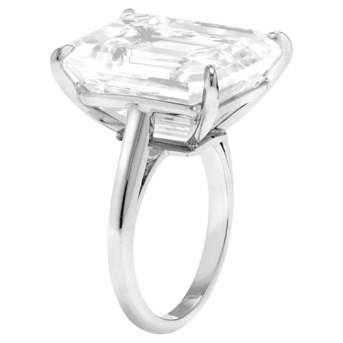 
Bague en platine avec diamant taille émeraude de 10,32 carats certifié par le GIA

