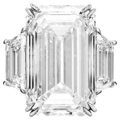 GIA-zertifizierter 9,03 Karat Diamantring mit Smaragdschliff im Smaragdschliff und Trapezdiamant auf der Seite