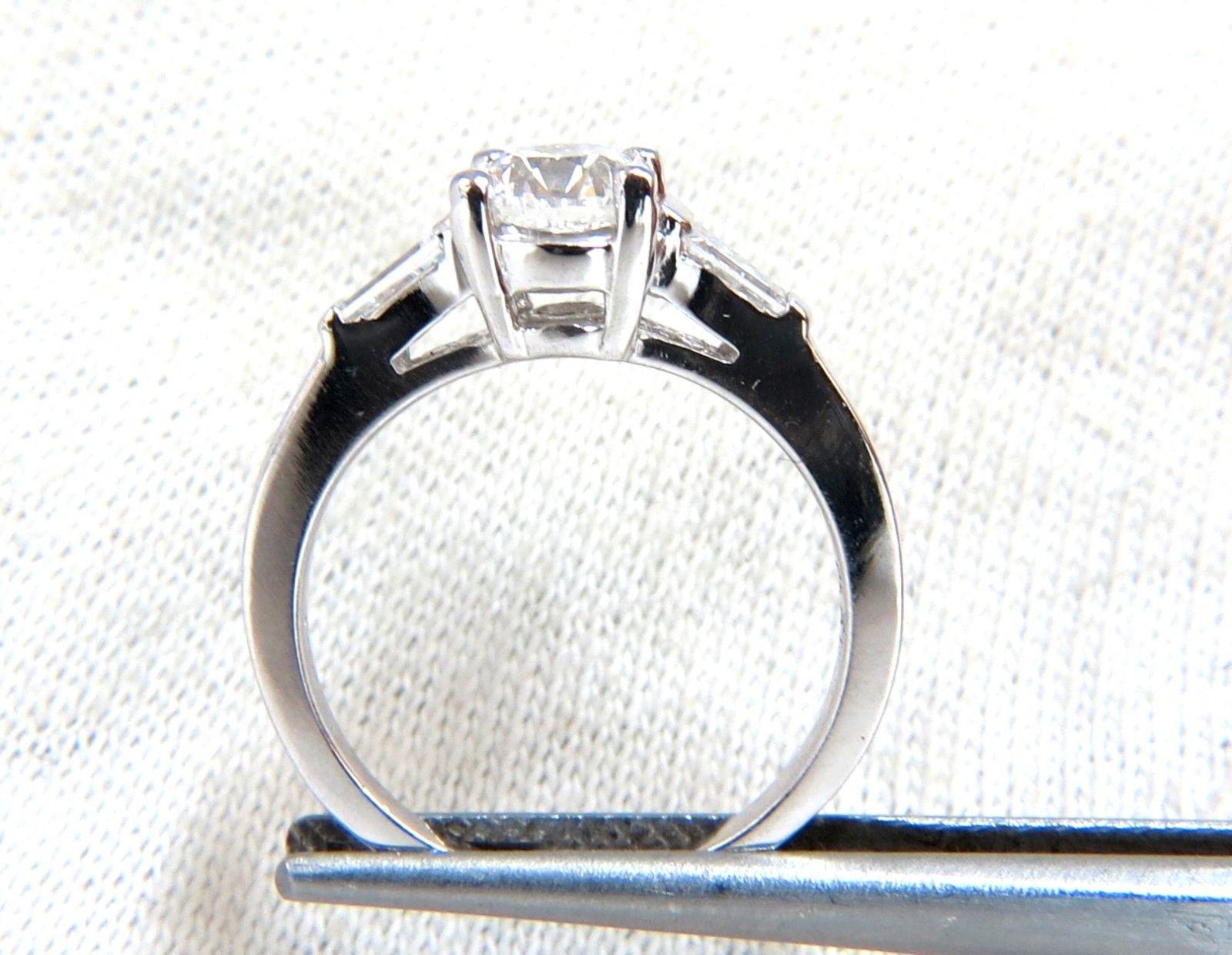 Moderniste Bague de fiançailles en platine avec diamants ronds de 0,90 carat et 0,36 carat certifiés GIA en vente