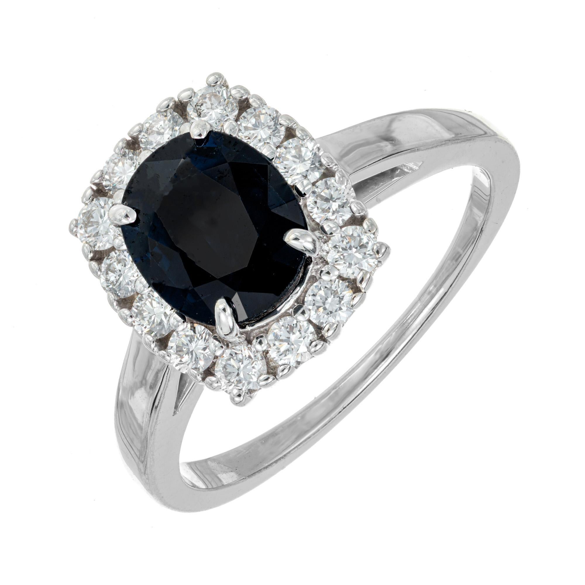 Verlobungsring mit GIA-zertifiziertem .90 Karat ovalem Saphir und Diamant-Halo aus Weißgold  (Ovalschliff) im Angebot