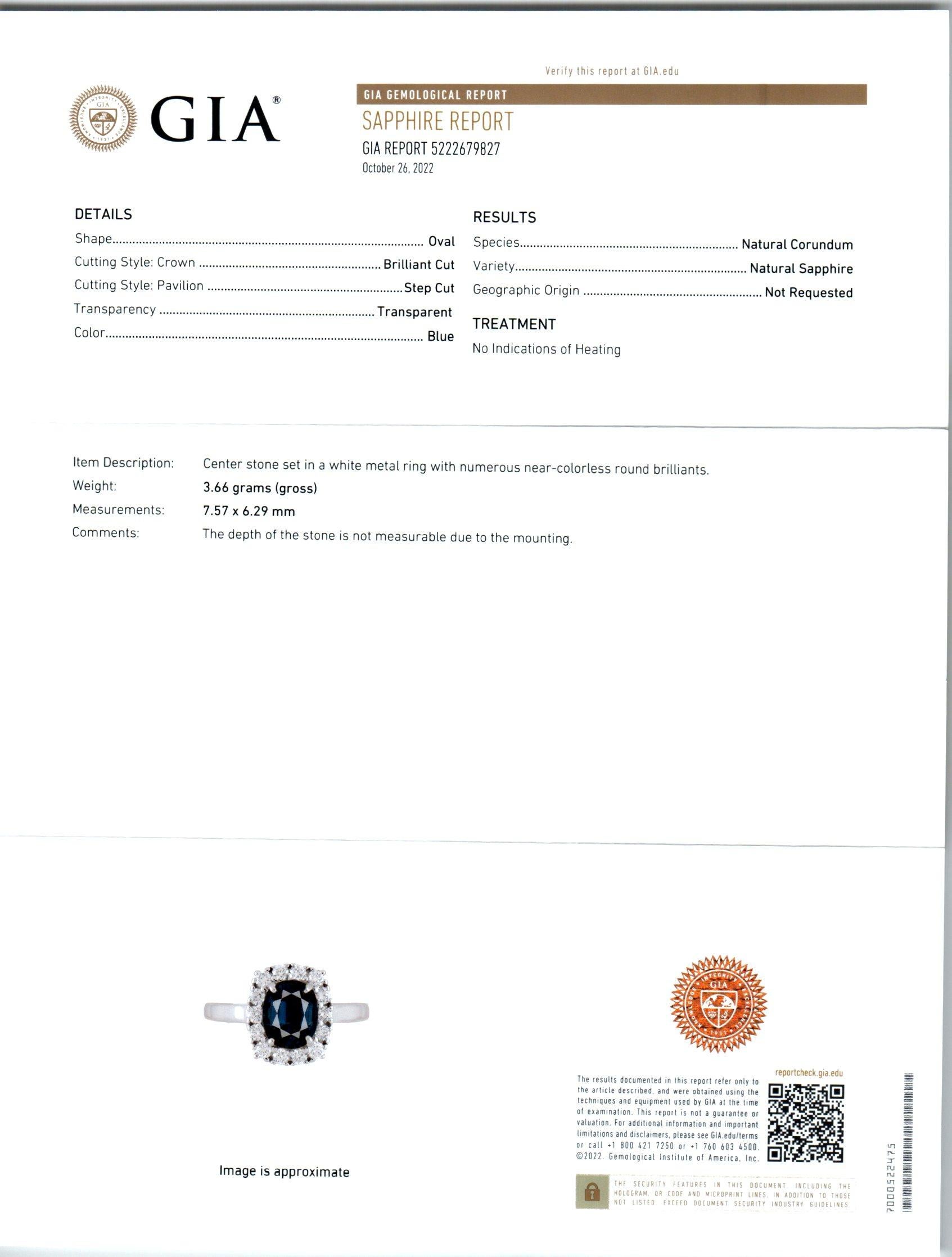Verlobungsring mit GIA-zertifiziertem .90 Karat ovalem Saphir und Diamant-Halo aus Weißgold  im Zustand „Gut“ im Angebot in Stamford, CT