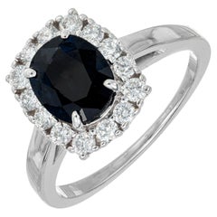 Anello di fidanzamento in oro bianco con zaffiro ovale e diamante aureolato, certificato GIA da 0,90 carati
