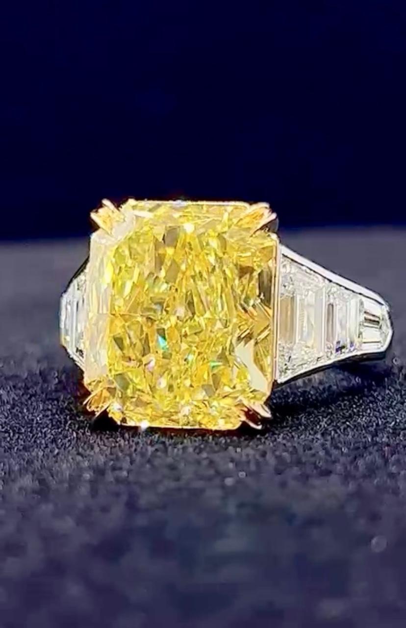 GIA Certified 9.00 Carat Fancy Yellow Diamond  18K Gold Ring In New Condition For Sale In Massafra, IT
