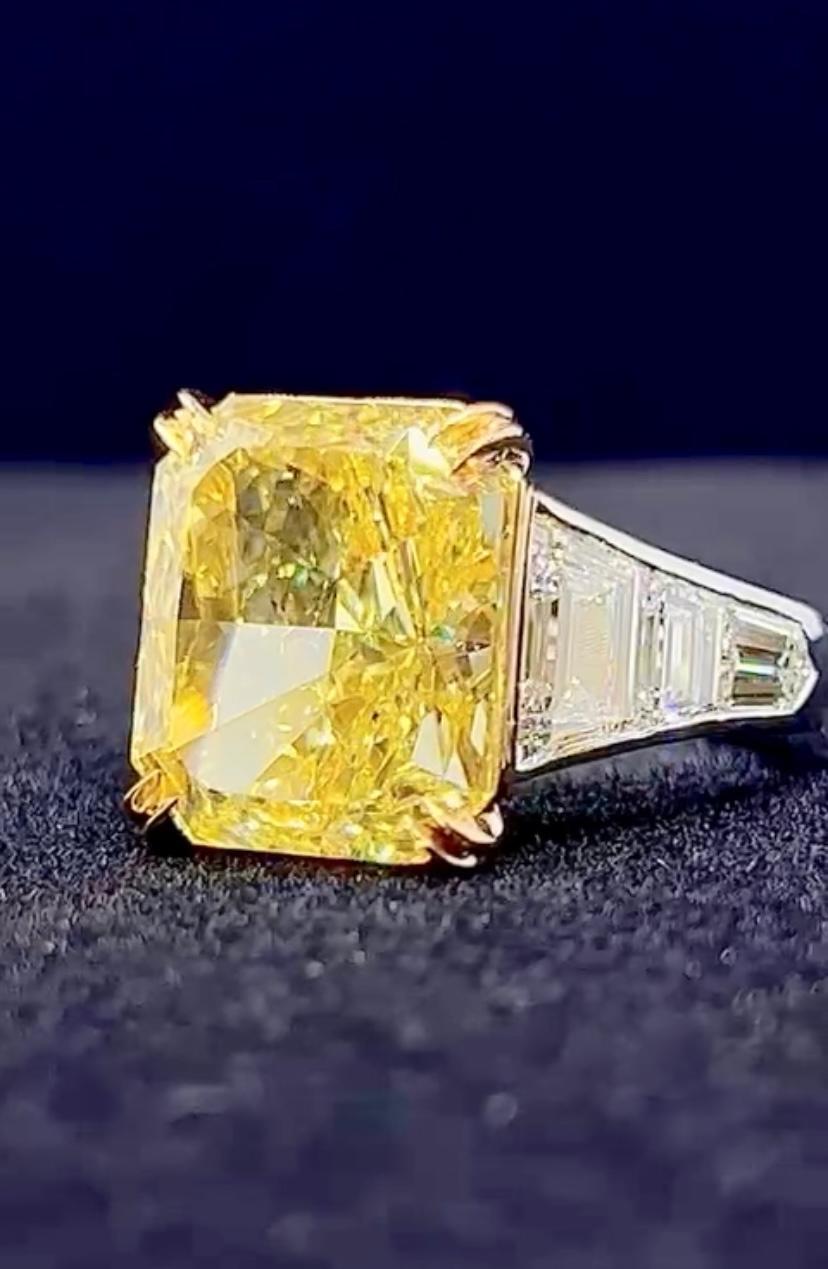 GIA Certified 9.00 Carat Fancy Yellow Diamond  18K Gold Ring For Sale 1