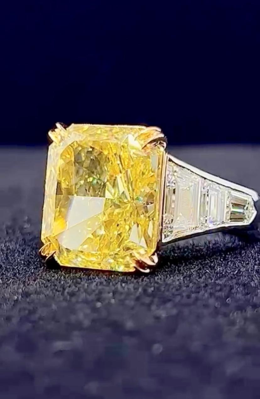 GIA Certified 9.00 Carat Fancy Yellow Diamond  18K Gold Ring For Sale 1