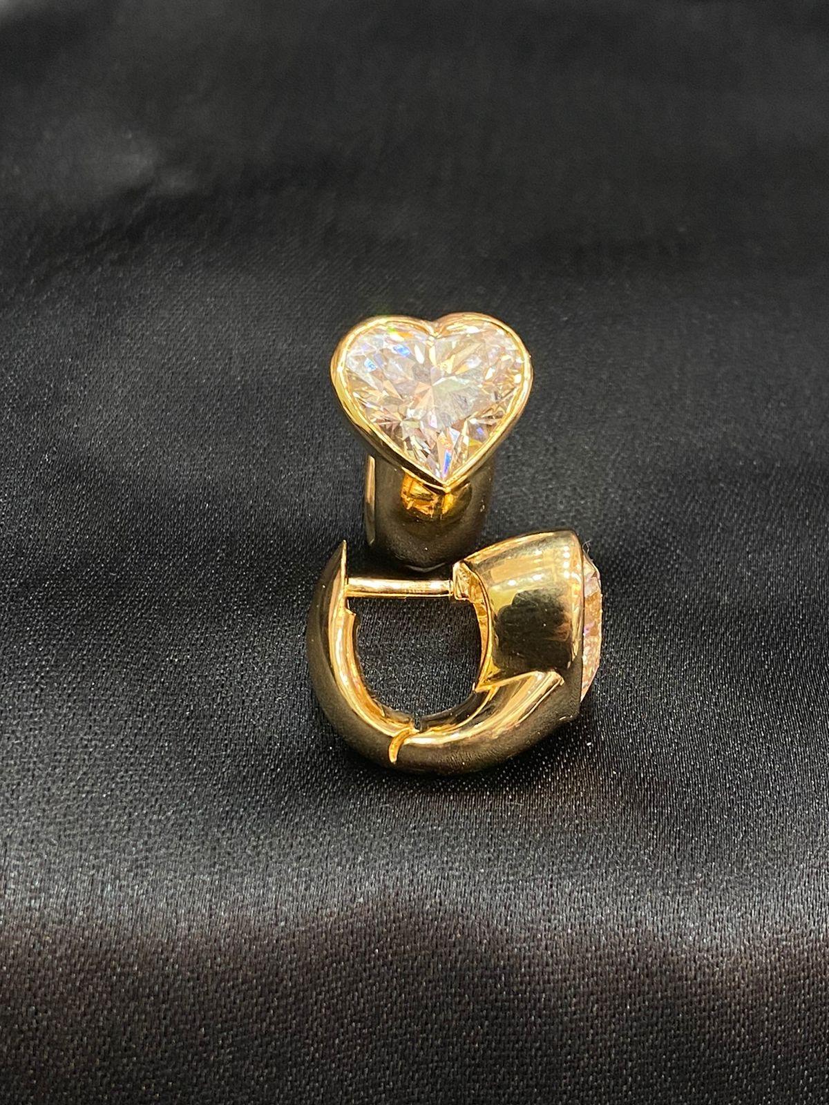 GIA Certified 9.00 Carats Natural Diamonds  18K Gold Heart Earrings  In New Condition For Sale In Massafra, IT
