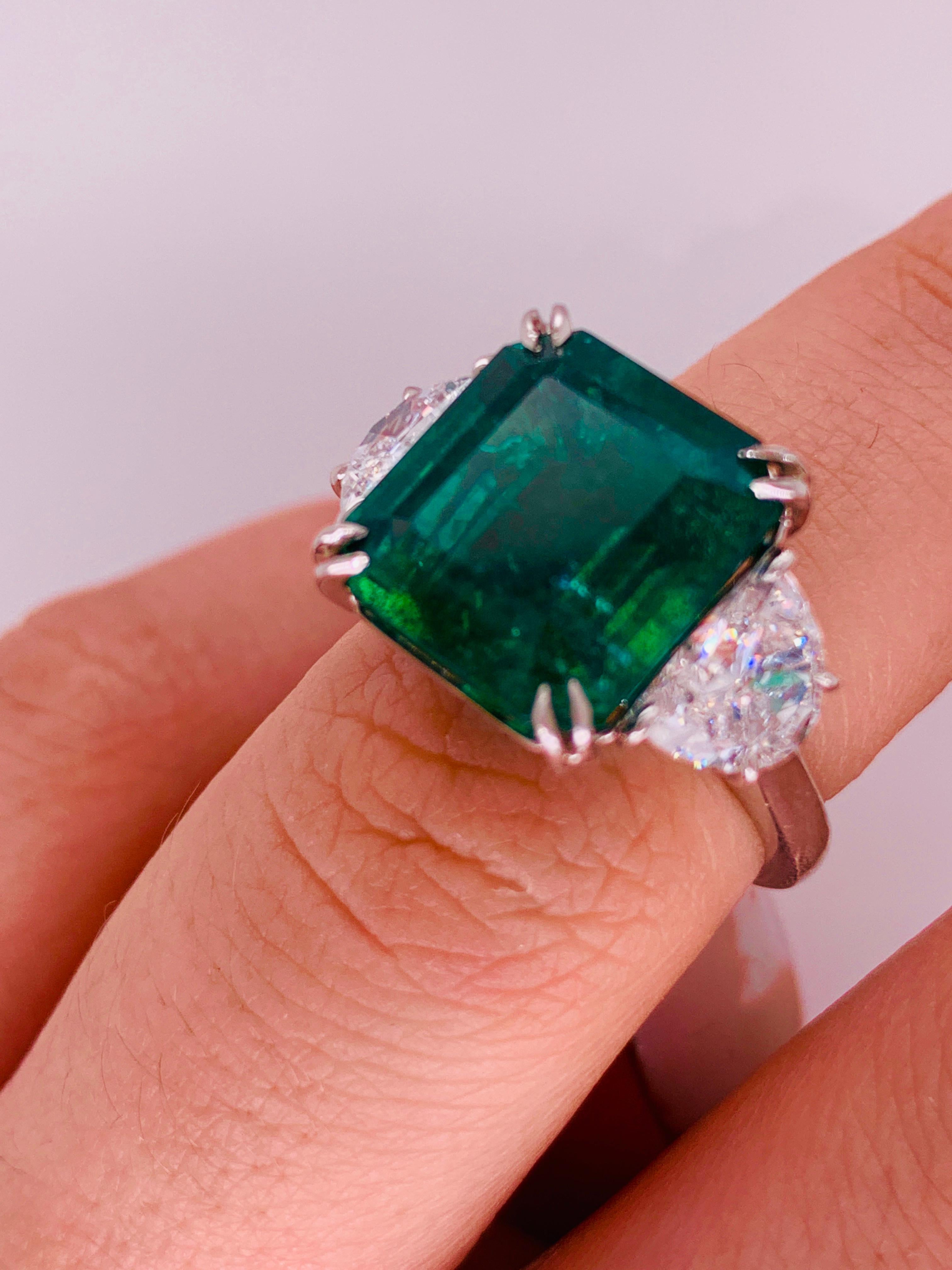 GIA-zertifizierter grüner Smaragd-Diamantring (Smaragdschliff) im Angebot