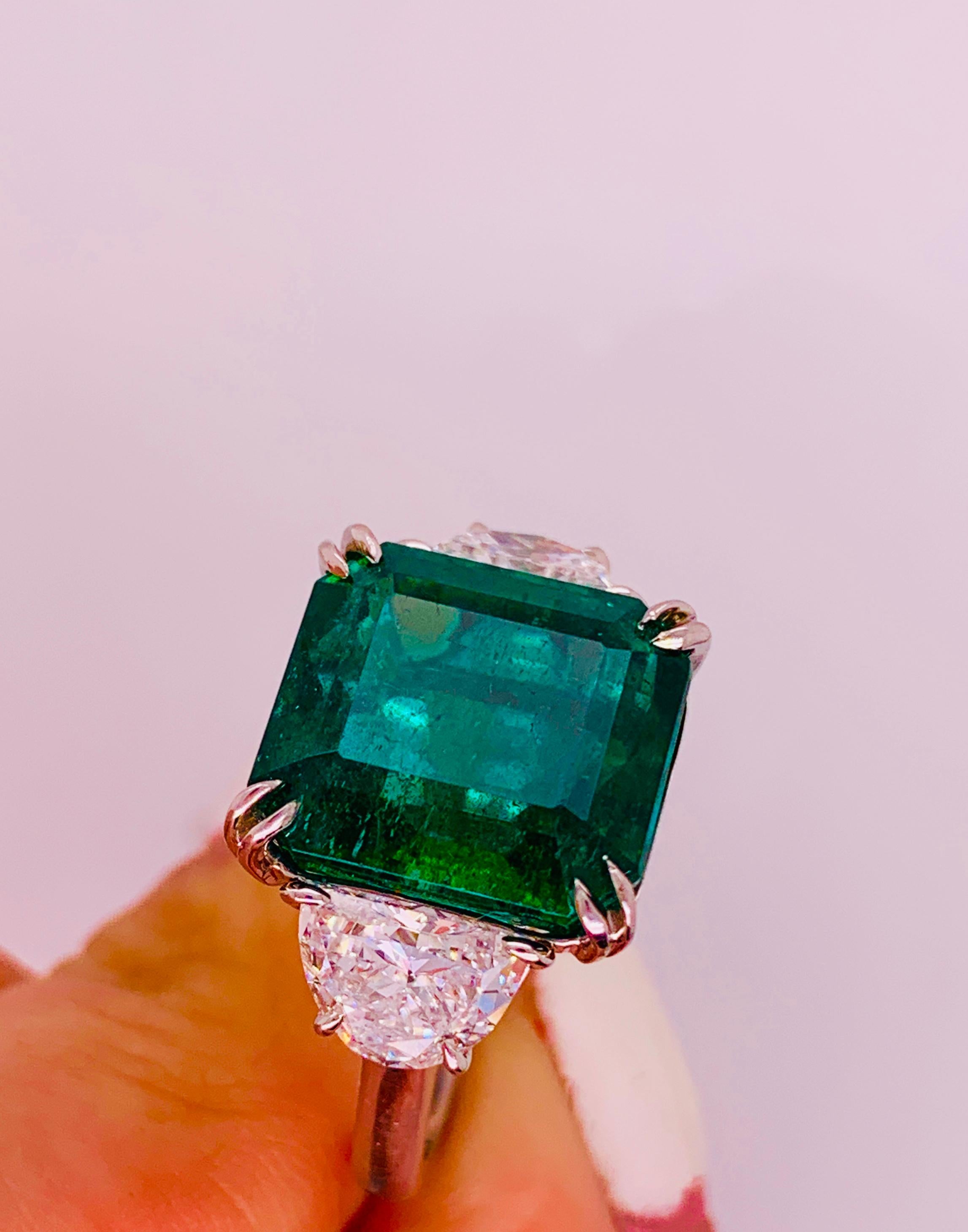 GIA-zertifizierter grüner Smaragd-Diamantring im Zustand „Neu“ im Angebot in New York, NY
