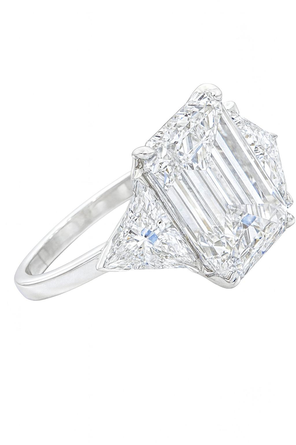 Anillo de diamantes talla esmeralda de 9.04 quilates certificado por el GIA con trillones de diamantes laterales Contemporáneo en venta