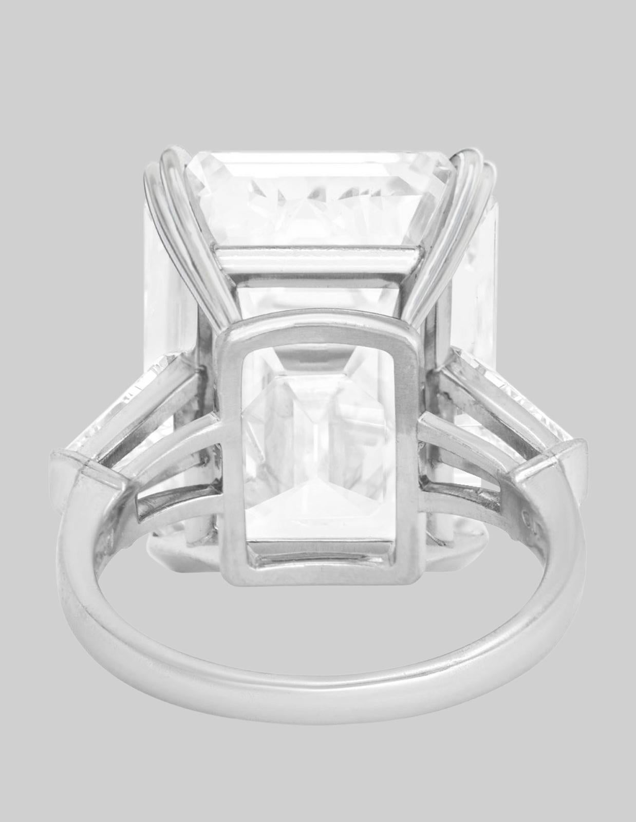GIA-zertifizierter 9,07 Karat Diamantring im Smaragdschliff, makellos, Farbe E im Zustand „Neu“ im Angebot in Rome, IT