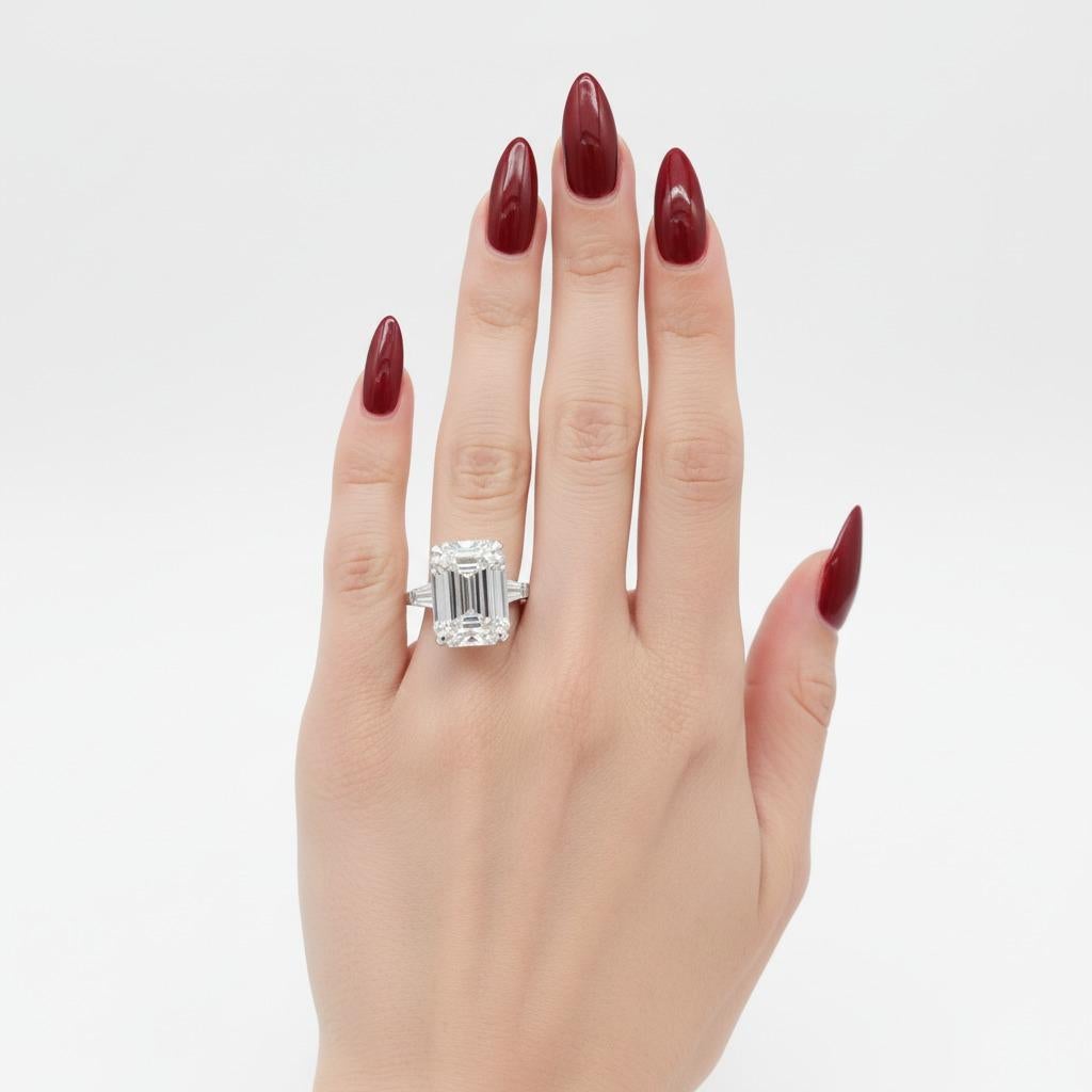 Bague en platine certifiée GIA de 9,14 carats E de diamant taille émeraude sans défaut interne avec baguettes effilées

Un extraordinaire diamant taille émeraude certifié par le GIA, pesant 9,14 carats, de couleur E et d'une pureté irréprochable en