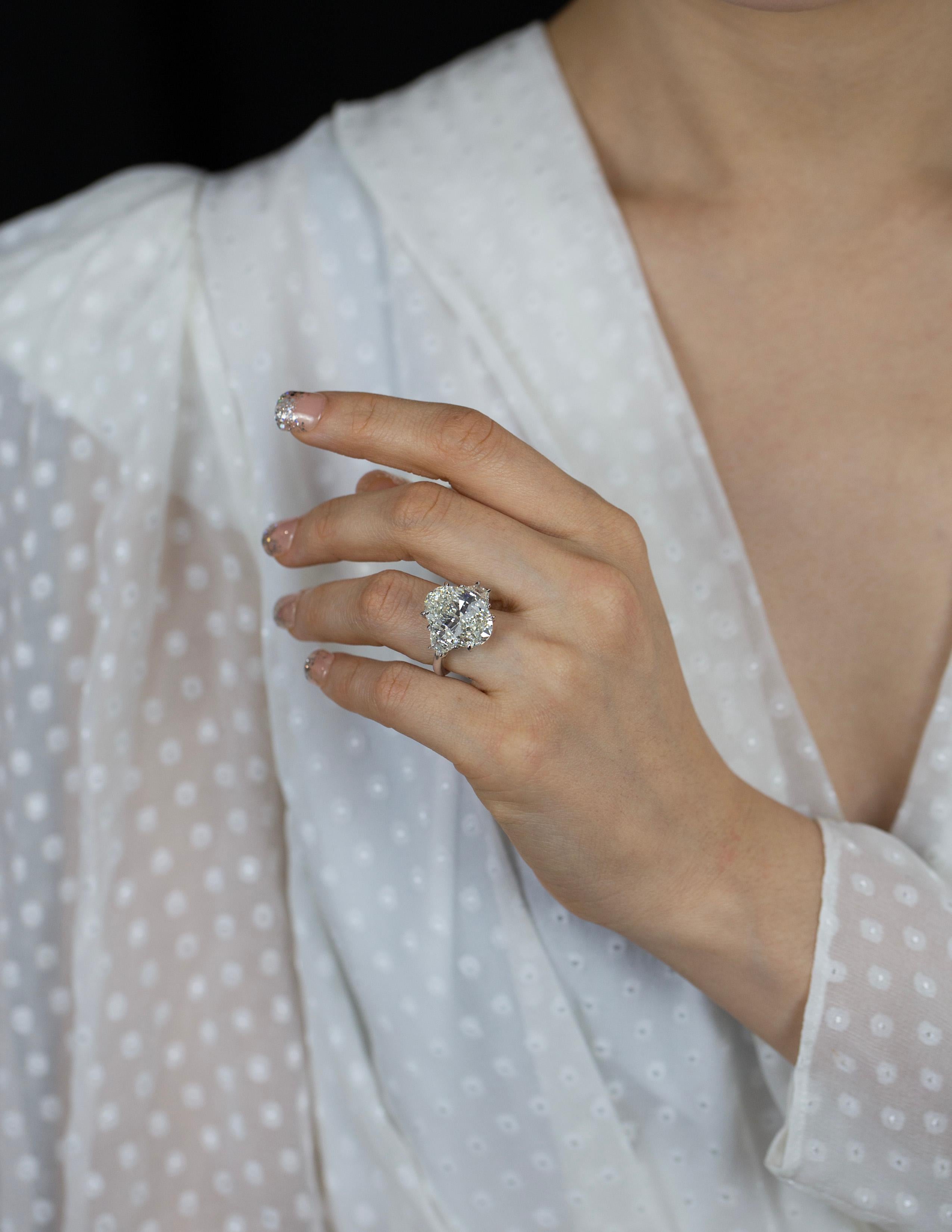 GIA Certified 9.18 Carats Oval Cut Diamond Three-Stone Engagement Ring In New Condition For Sale In New York, NY