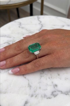 Anello a tre pietre con diamante smeraldo colombiano certificato GIA da 9,2 carati