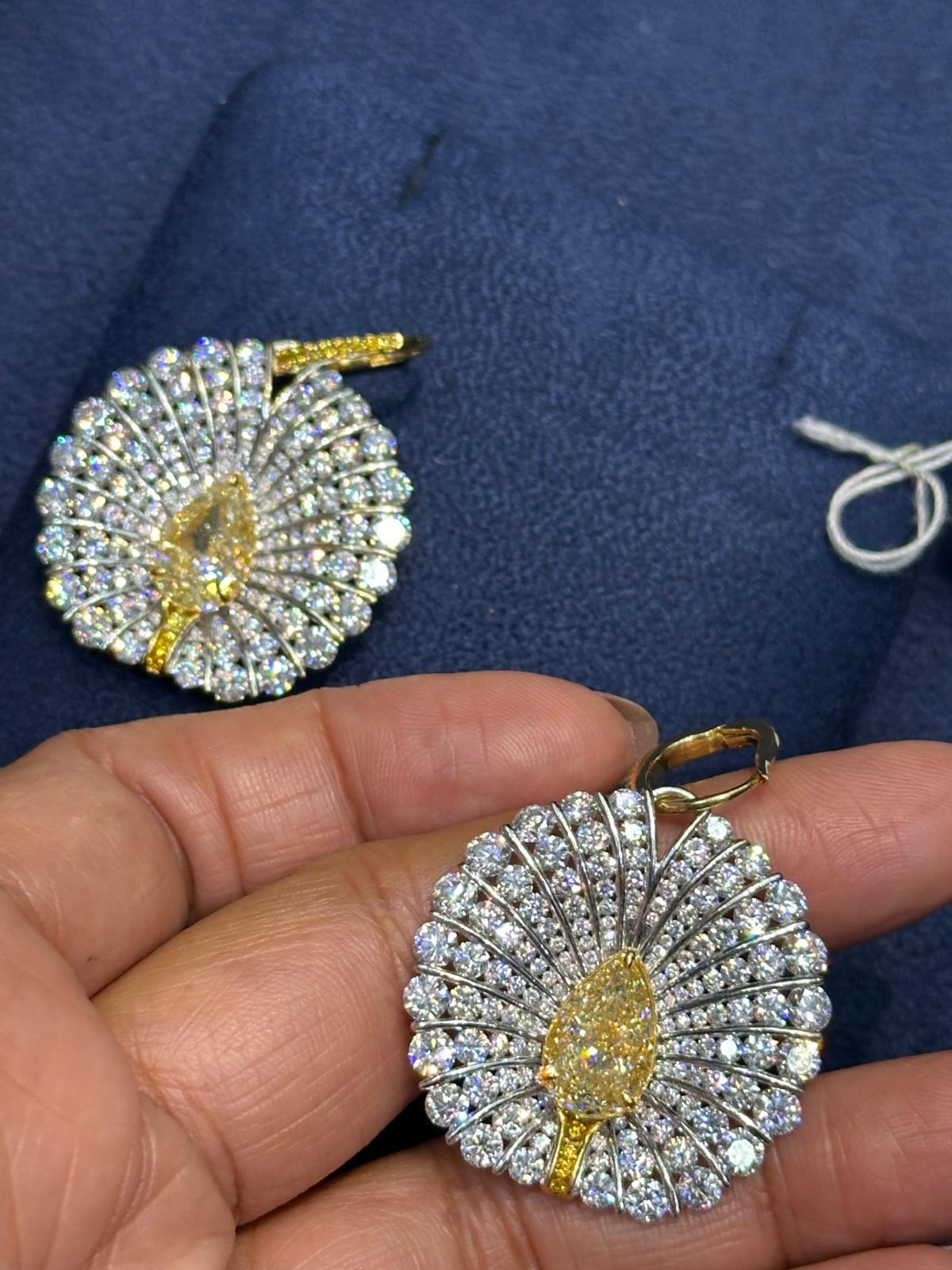 Boucles d'oreilles certifiées GIA en diamant blanc jaune de 9,347 carats 58 diamants en vente 10