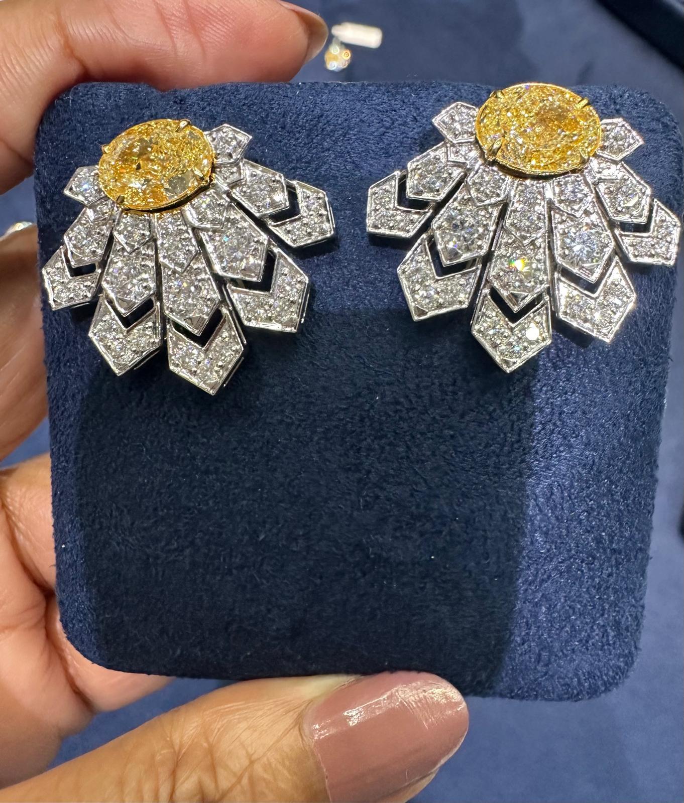 Boucles d'oreilles certifiées GIA en diamant blanc jaune de 9,347 carats 58 diamants Neuf - En vente à Yorba Linda, CA
