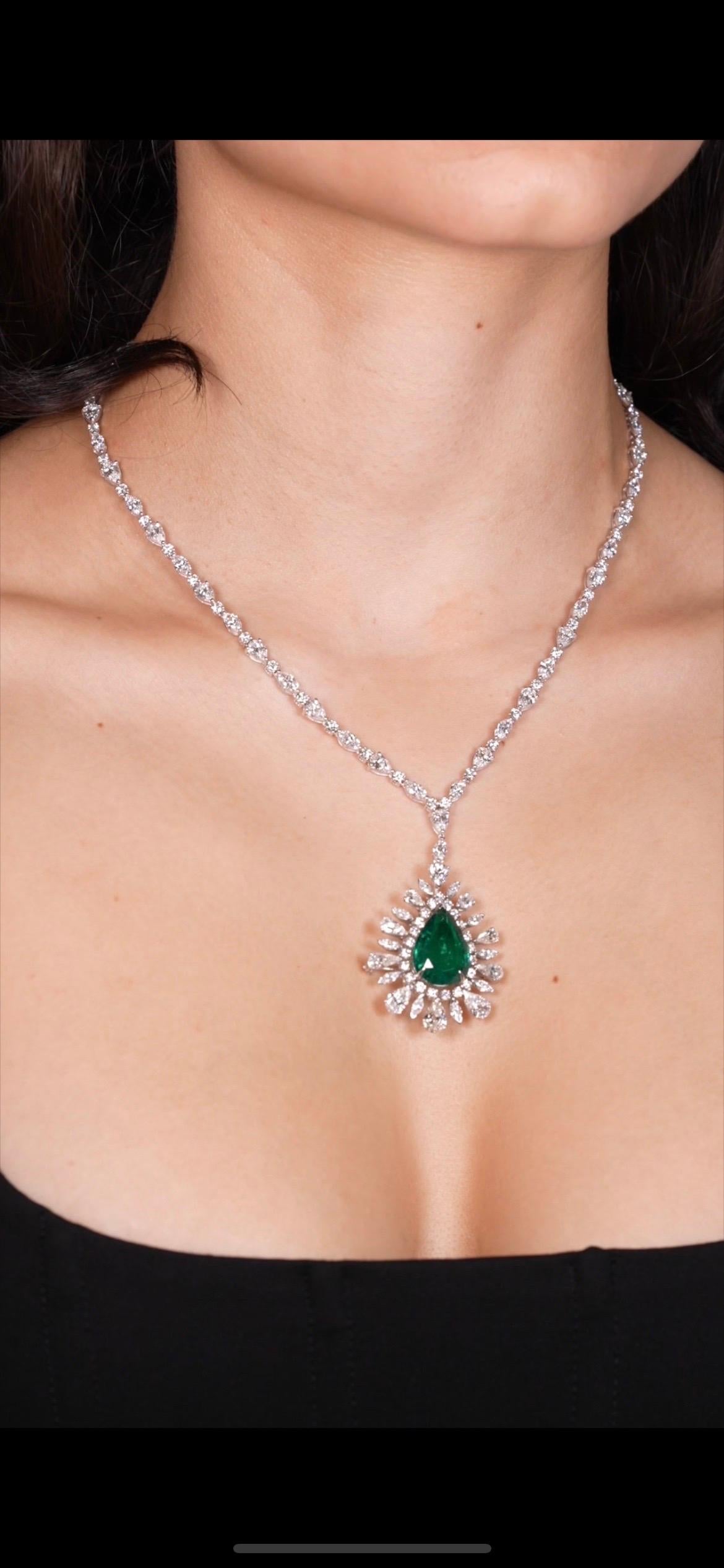 Women's GIA Certified 9.34ct Columbian Green Emerald & Diamond Necklace  For Sale