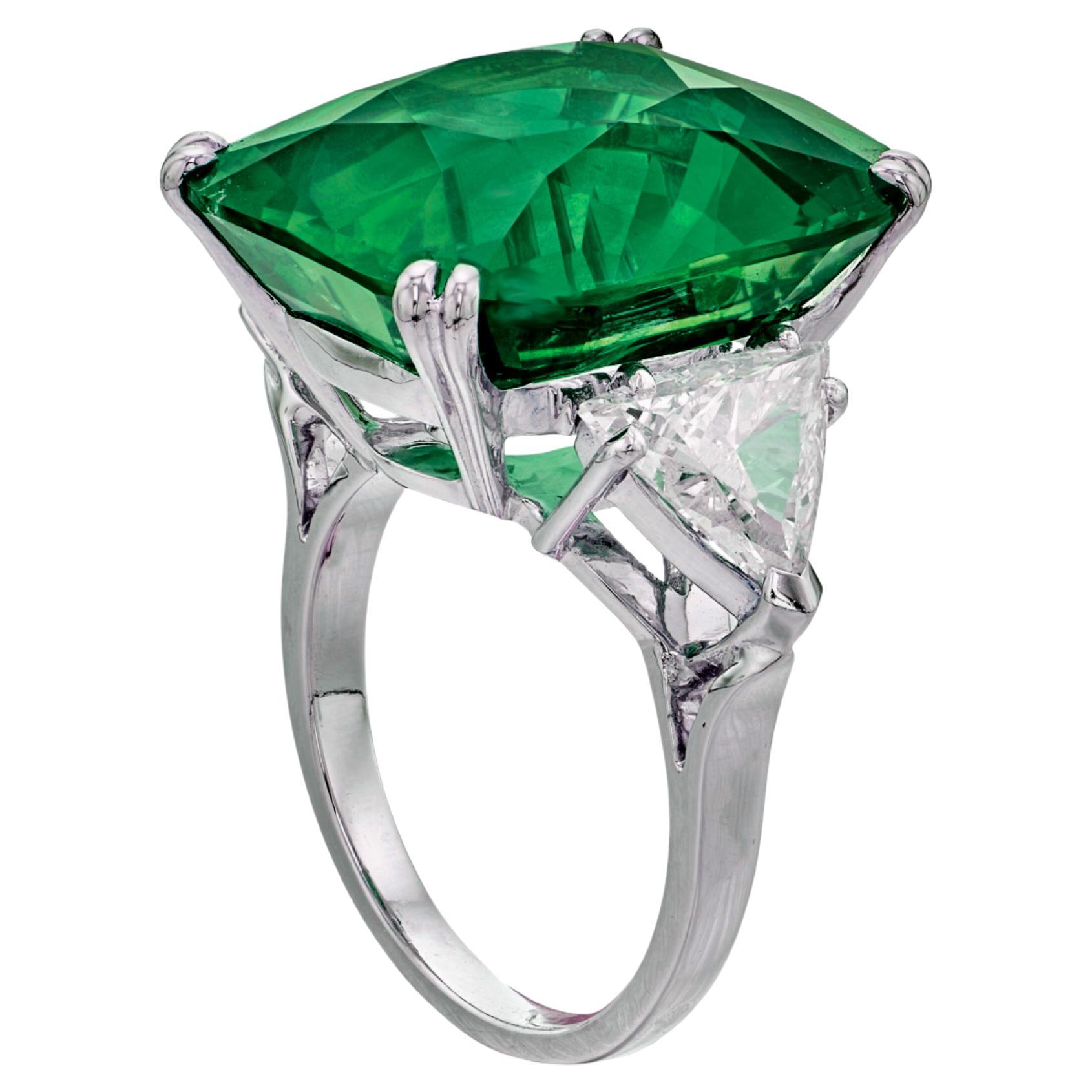 Remarquable émeraude verte de 9,40 carats, sertie de diamants de taille trillion en platine.

Les diamants latéraux sont de couleur F et de pureté variable et mesurent 1,50 carat.
d/f couleur
clarté vvs
