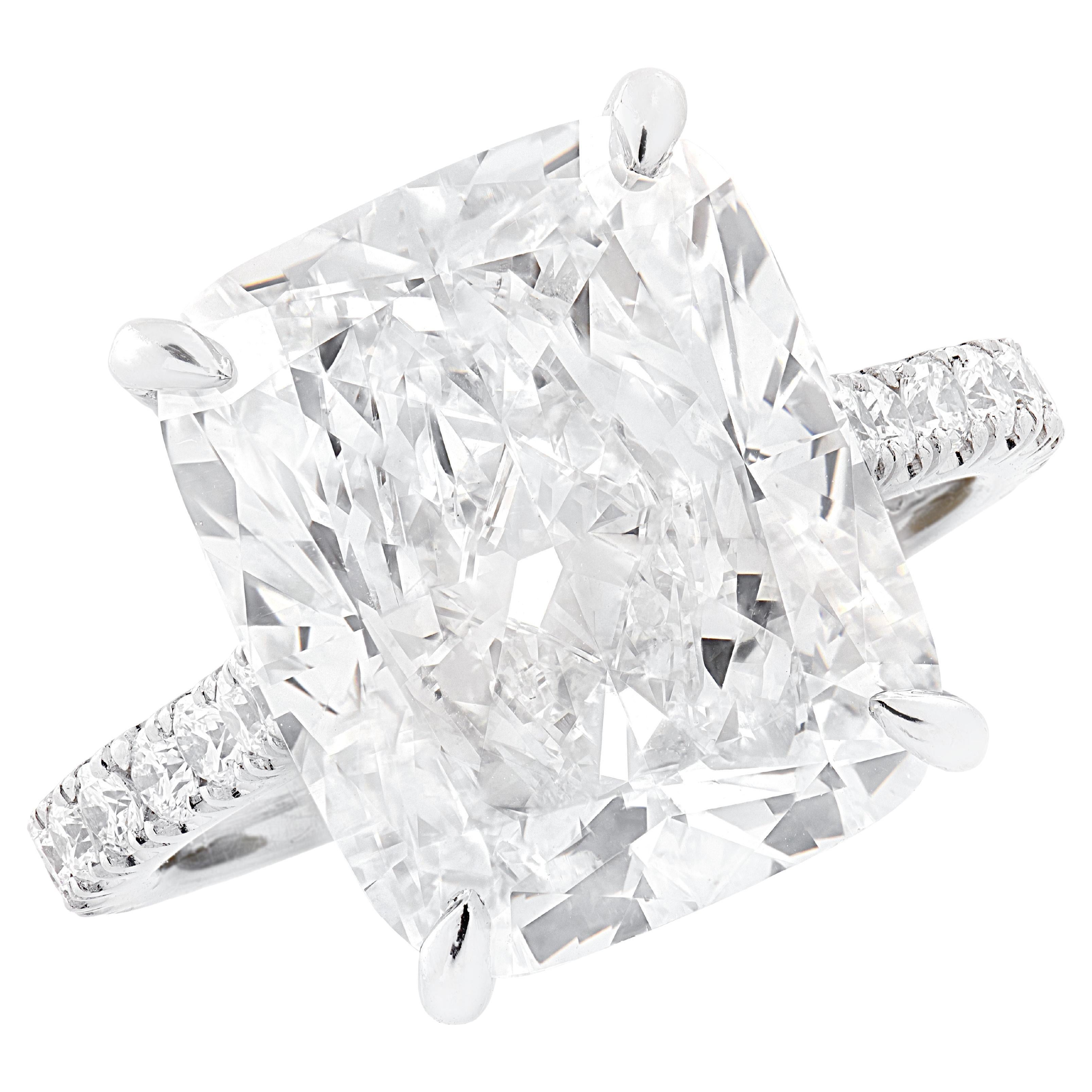 Bague de fiançailles certifiée GIA 9.40 carats diamant taille coussin en vente