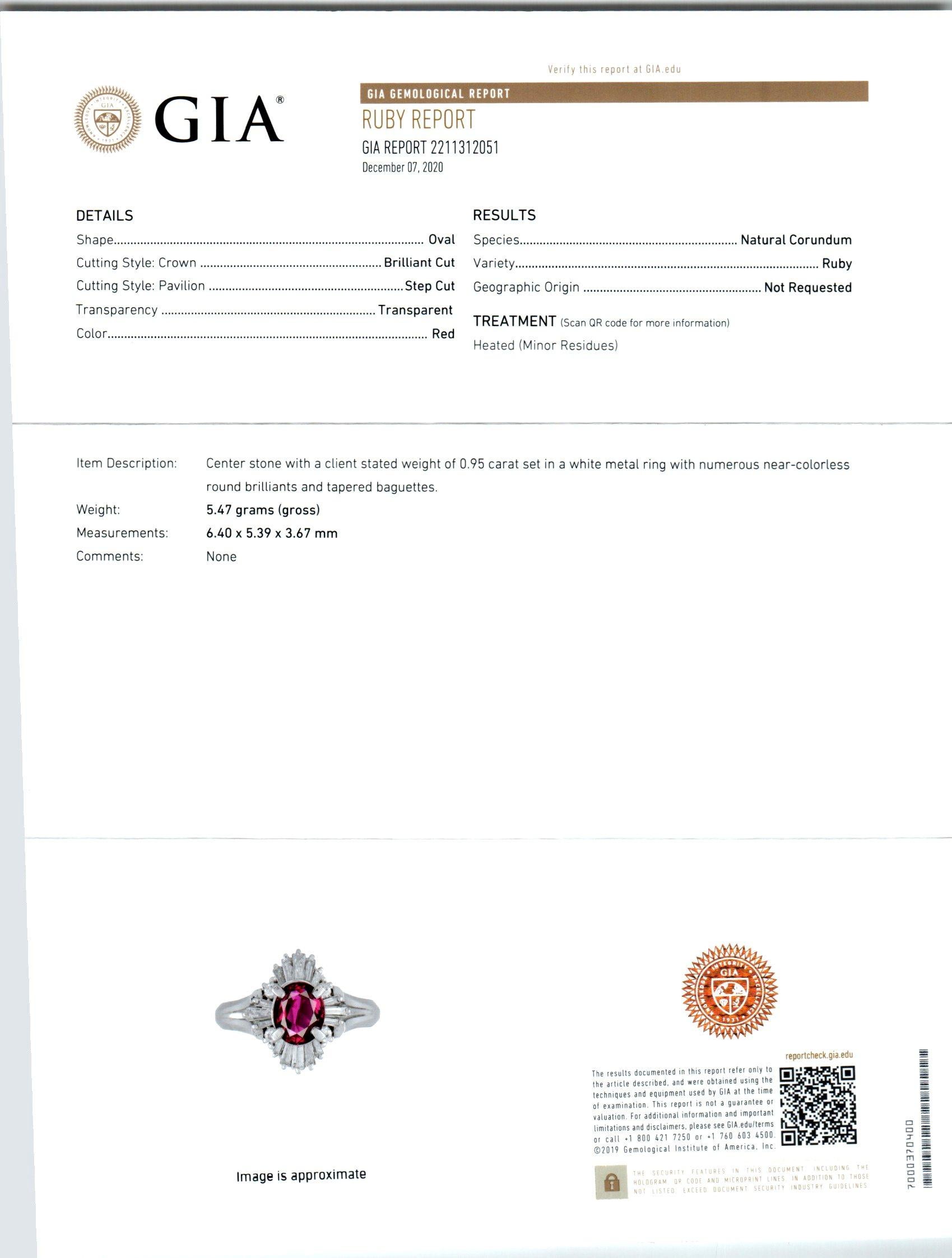 Platin-Verlobungsring mit GIA-zertifiziertem 0,95 Karat Rubin-Diamant-Halo im Zustand „Hervorragend“ im Angebot in Stamford, CT