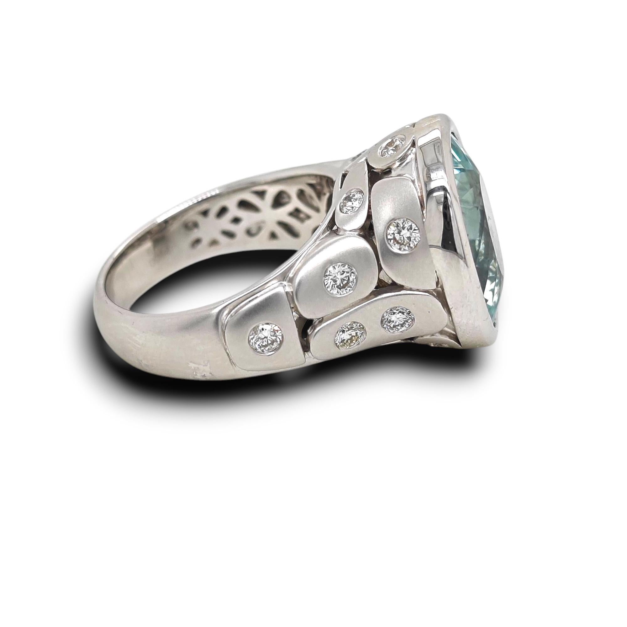 1 Paraiba-Turmalin-Edelstein: 8,98 Karat
8 weiße runde Diamanten: 0,22 Karat
10 weiße runde Diamanten: 0,42 Karat
Metall: 18K Weißgold, 10,50 Gramm
GIA-Zertifikat # 2231623010
Dieser Ring ist in Gelbgold erhältlich. Suchen Sie nach: 1stDibs Ref: