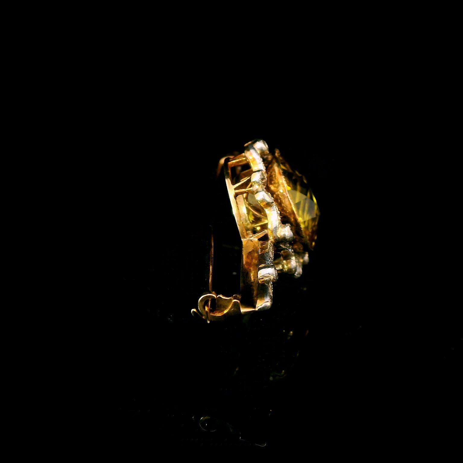 De las mujeres Broche de oro Art Decó de 18 quilates con zafiro amarillo y diamantes de 9,65 quilates certificado por el GIA en venta