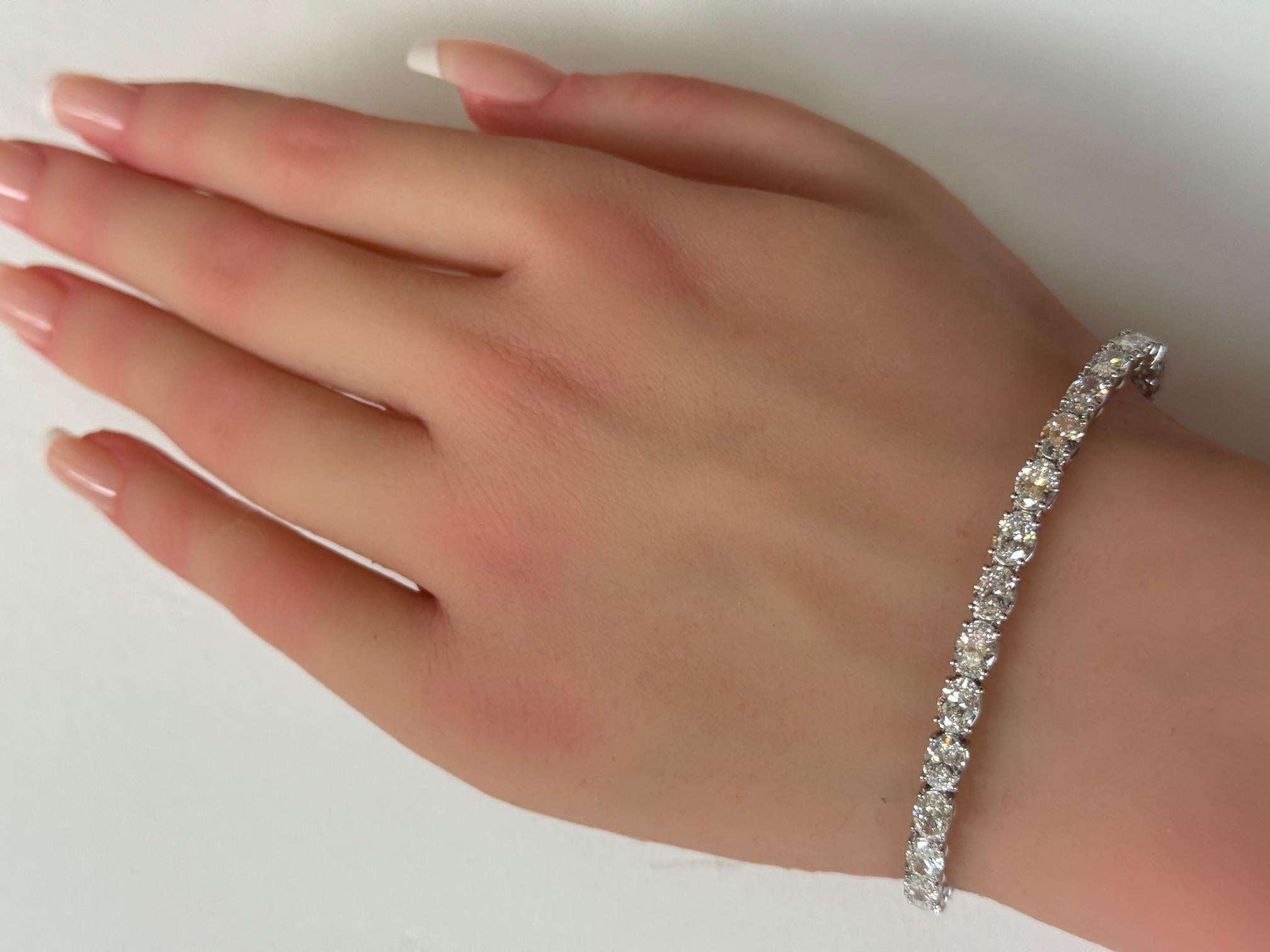 GIA Certified 9.90 CTW Oval Brilliant Diamond Tennis Bracelet in 14K White Gold in vendita 1