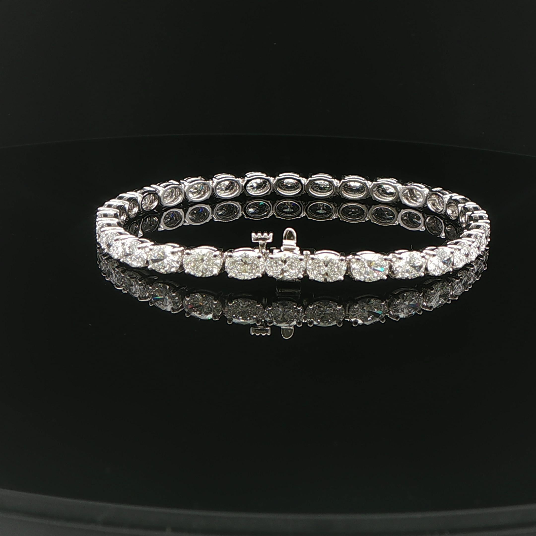 Pulsera de tenis con diamantes talla oval de 9,90 quilates certificados por el GIA en oro blanco de 14 quilates en venta 7