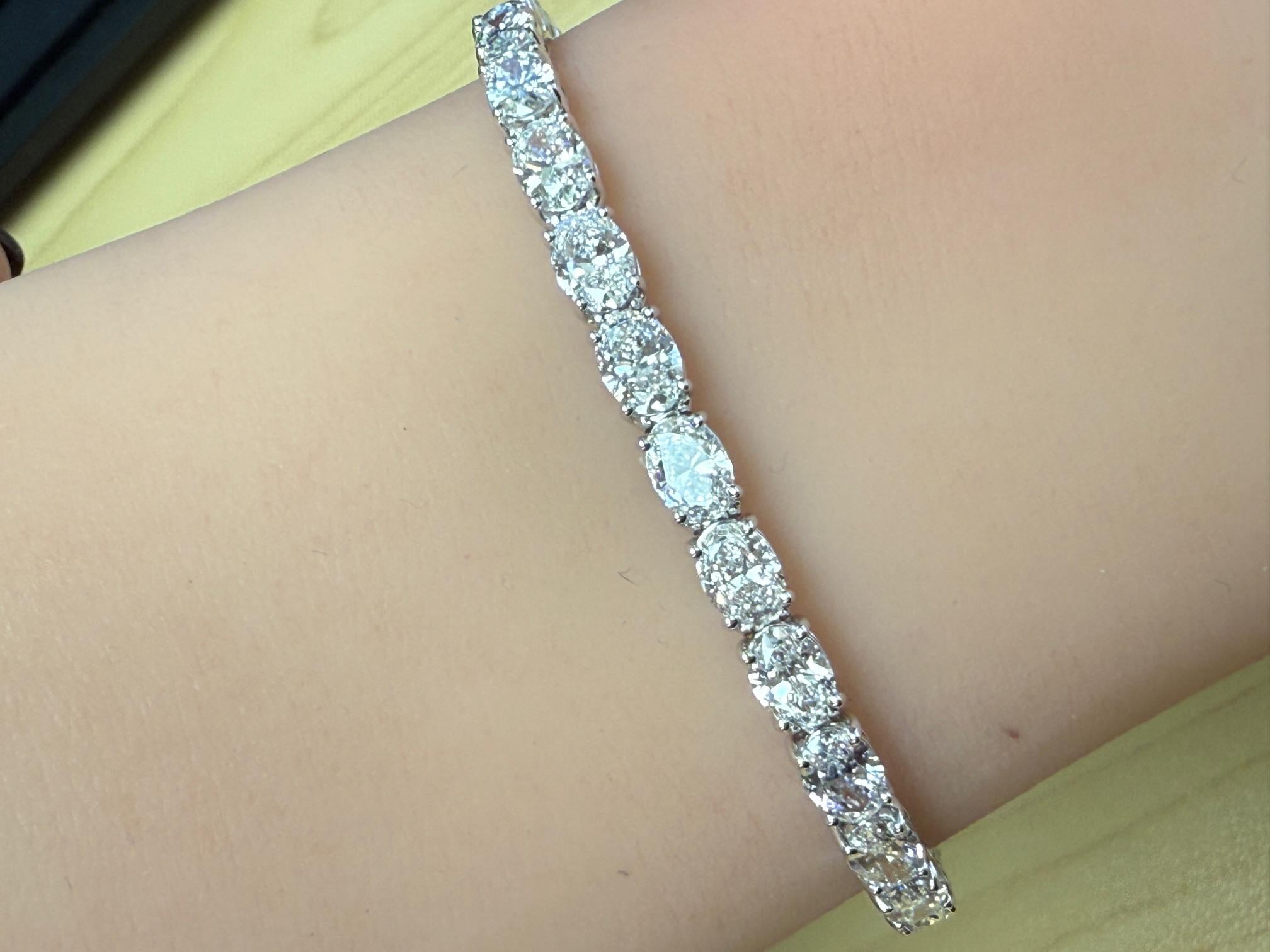 Esta pulsera de tenis de oro blanco de 14 quilates está engastada con treinta y un diamantes de talla ovalada con certificado GIA de color D-E-F y claridad VVS, con un peso total de 9,90 quilates. 