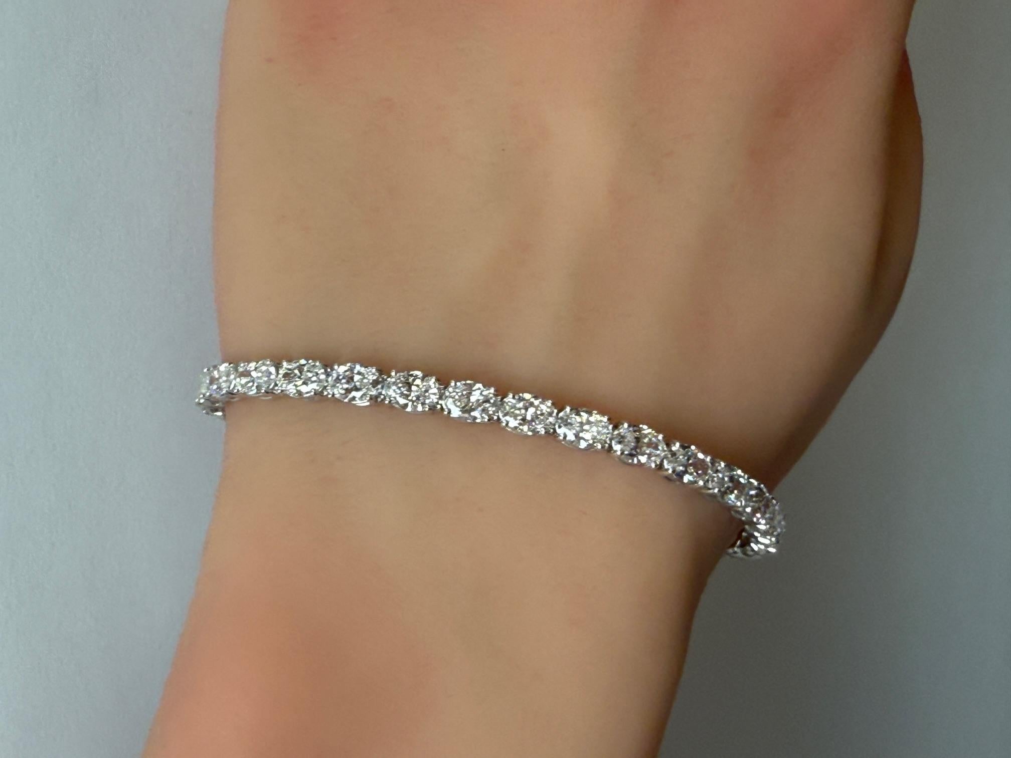 Pulsera de tenis con diamantes talla oval de 9,90 quilates certificados por el GIA en oro blanco de 14 quilates en venta 1