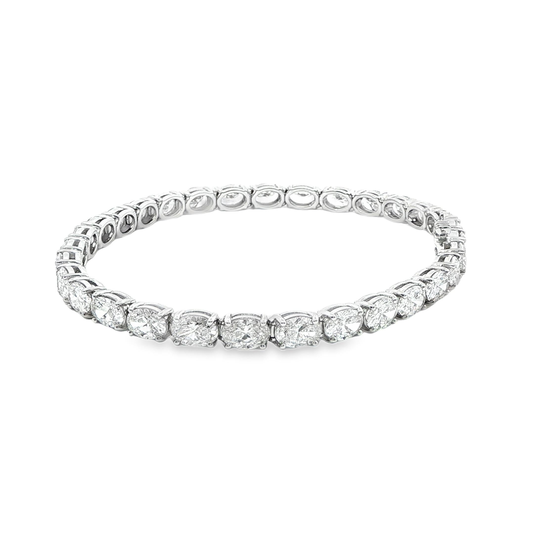 Pulsera de tenis con diamantes talla oval de 9,90 quilates certificados por el GIA en oro blanco de 14 quilates en venta 4