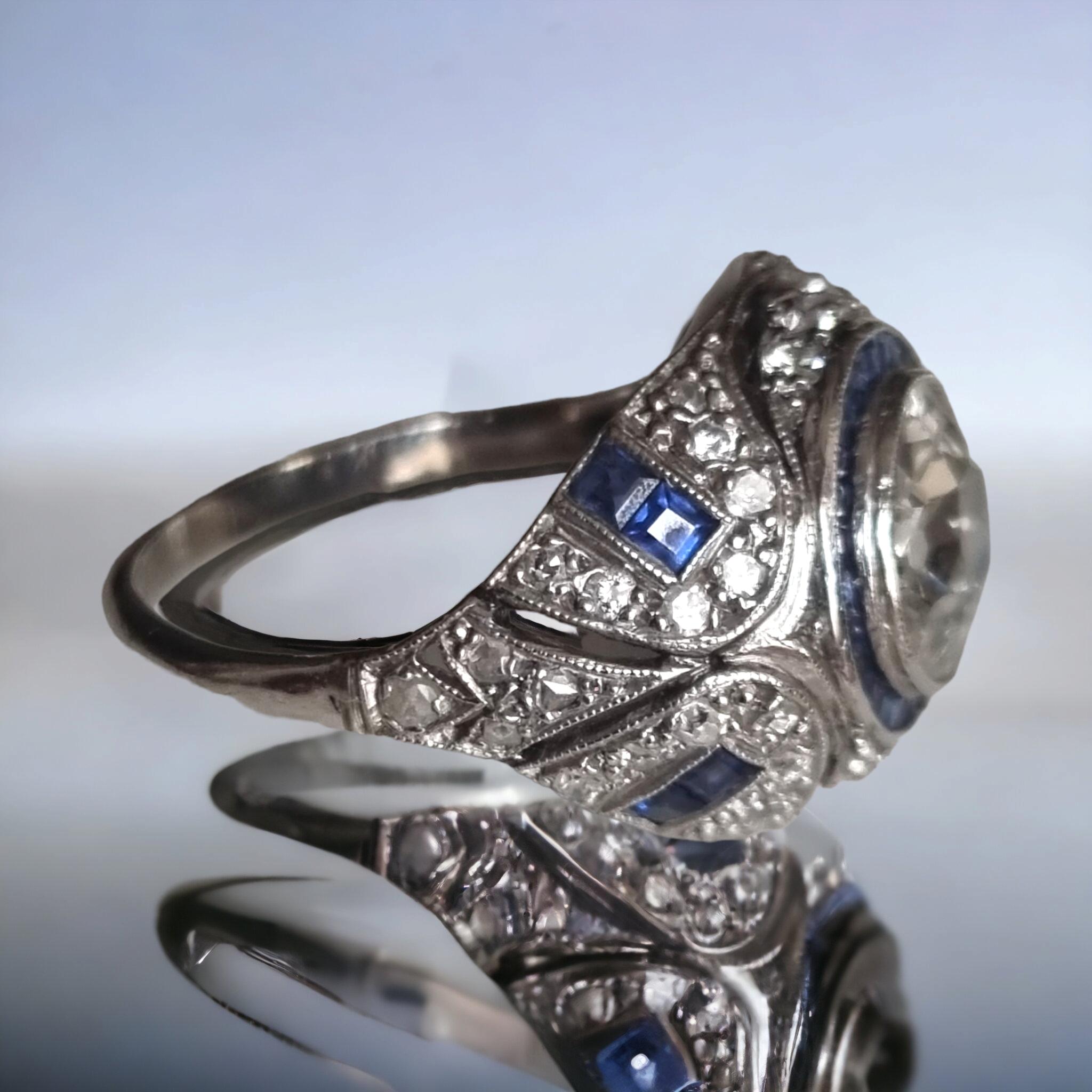 GIA certified Antique Art- Deco 2.10 carat Diamond, Sapphire Platinum Ring In Good Condition For Sale In OVIEDO, AS