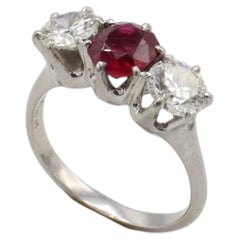 GIA Certified Antique Old European Cut Ruby & Diamond Three-Stone Platinum Ring (bague en platine à trois pierres)