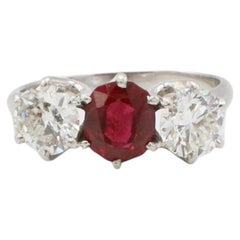 GIA Certified Antique Old European Cut Ruby & Diamond Three-Stone Platinum Ring (bague en platine à trois pierres)