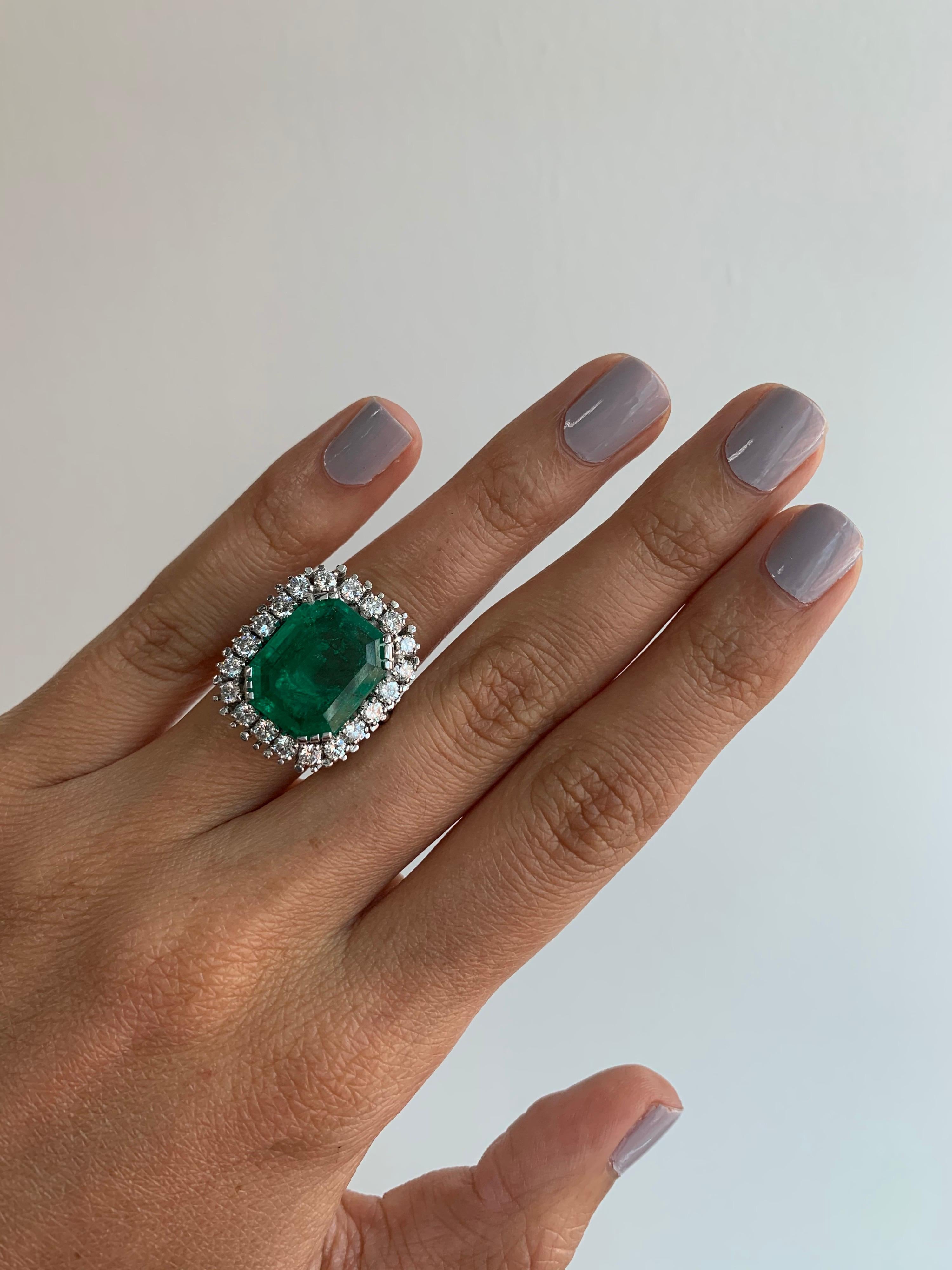 GIA Certified Antique Style Diamond & Emerald Cocktail Ring In Excellent Condition In Miami, FL